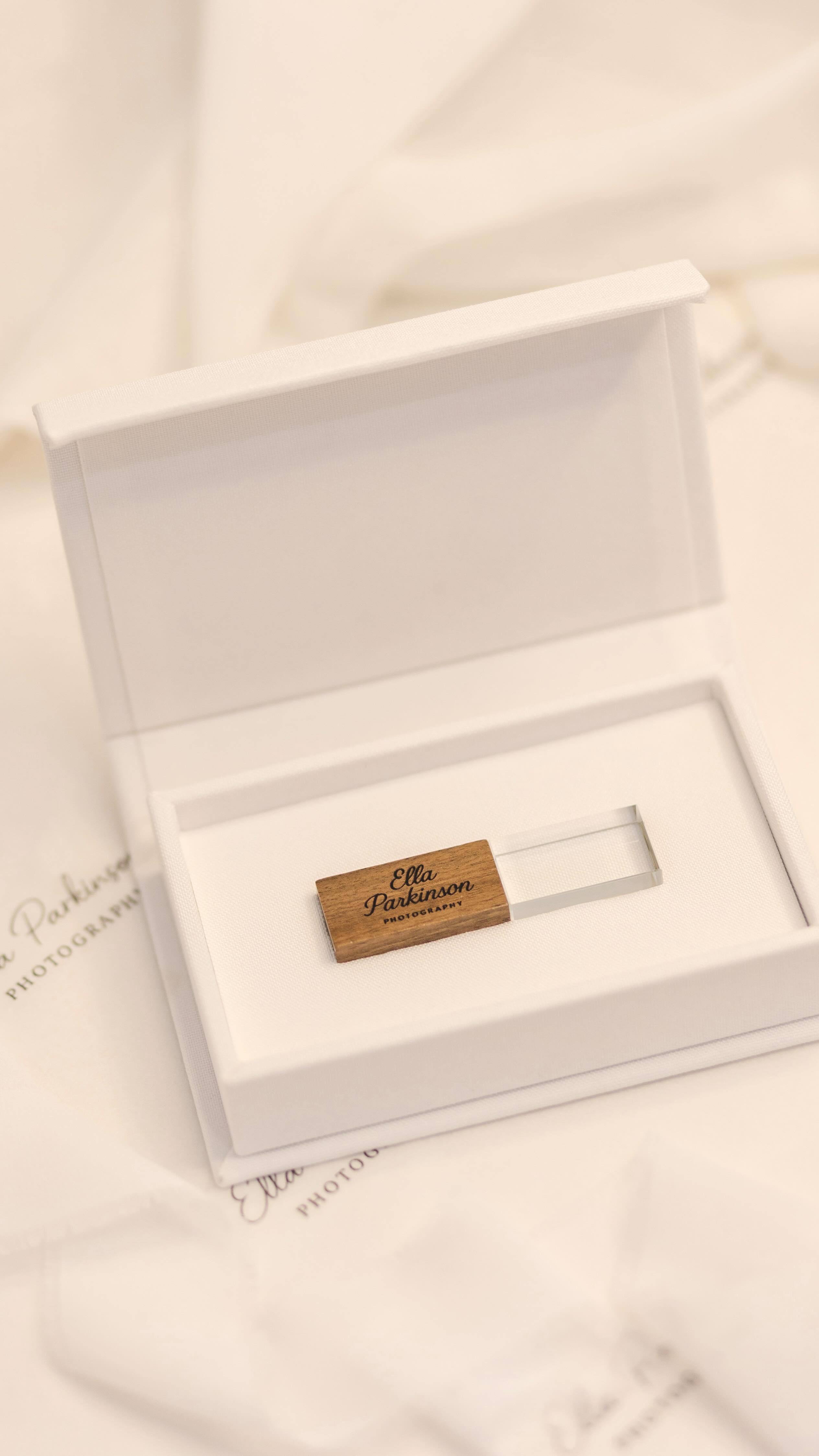 Package a Wedding USB with me, off to its new home this weekend 🤍
USB and packaging made by @layerandsoul