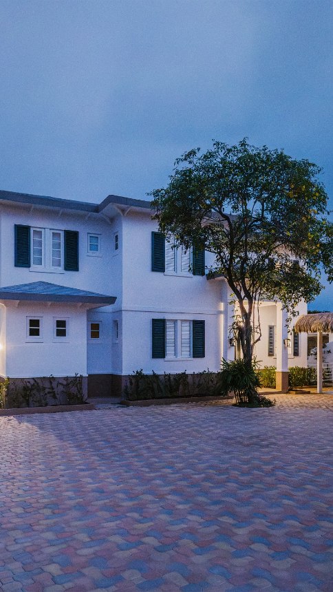 Sneak peek de este proyecto integral 360°. Blanco, beige y celeste. Cielo, arena y mar. Una casa cuyos detalles arquitectónicos y de interiores se vuelven un escape junto al mar 🌊