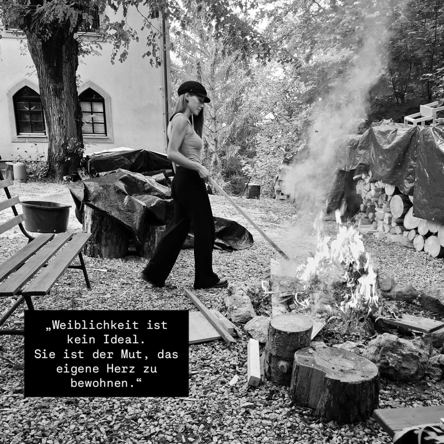 Weiblichkeit ist kein Konzept.
Sie ist Erinnerung.
Sie ist Feuer.
Sie ist Tiefe.
Ein Weg zurück - ins Herz, in den Schoß, ins Leben.
#Weiblichkeit #FrauSein #EinfachFrauSein #Tiefe #Herzraum #Frauenkraft #Embodiment #SacredFeminine