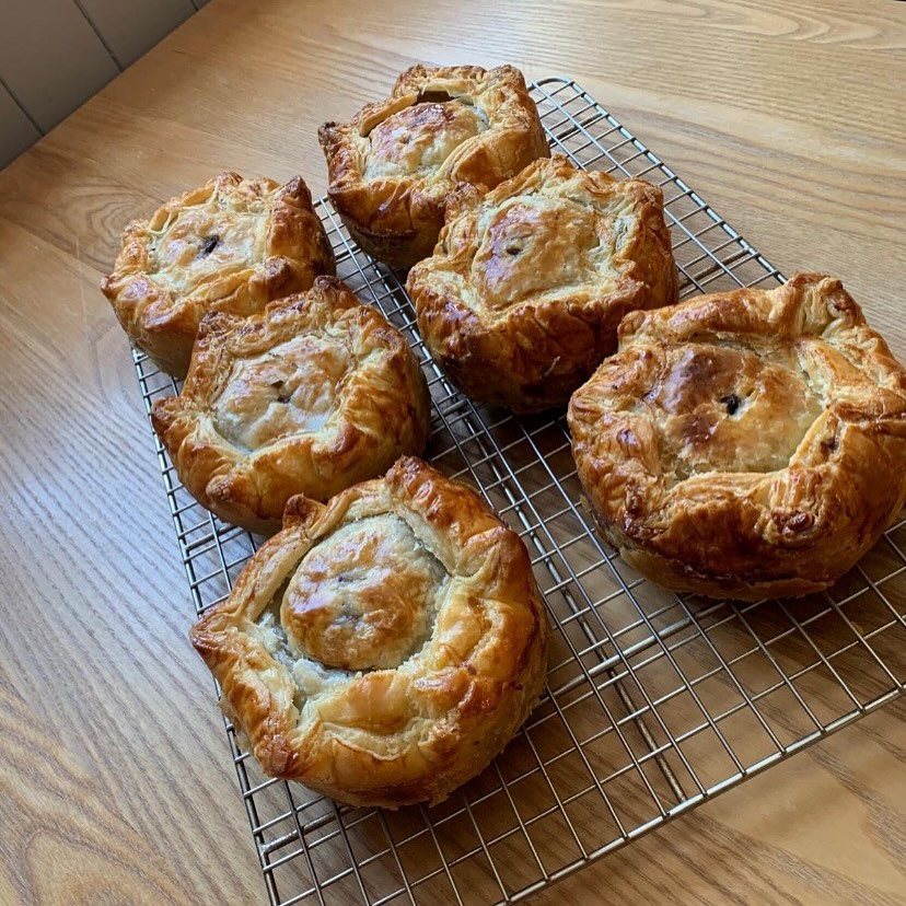 Autumn has arrived and so has our new menu. Homemade pie of the day on the specials board and a Thai red prawn and monkfish curry has been super popular this week! We hope to see you soon ☺️ #homemadepie #notboughtin #autumnmeals #currystagram