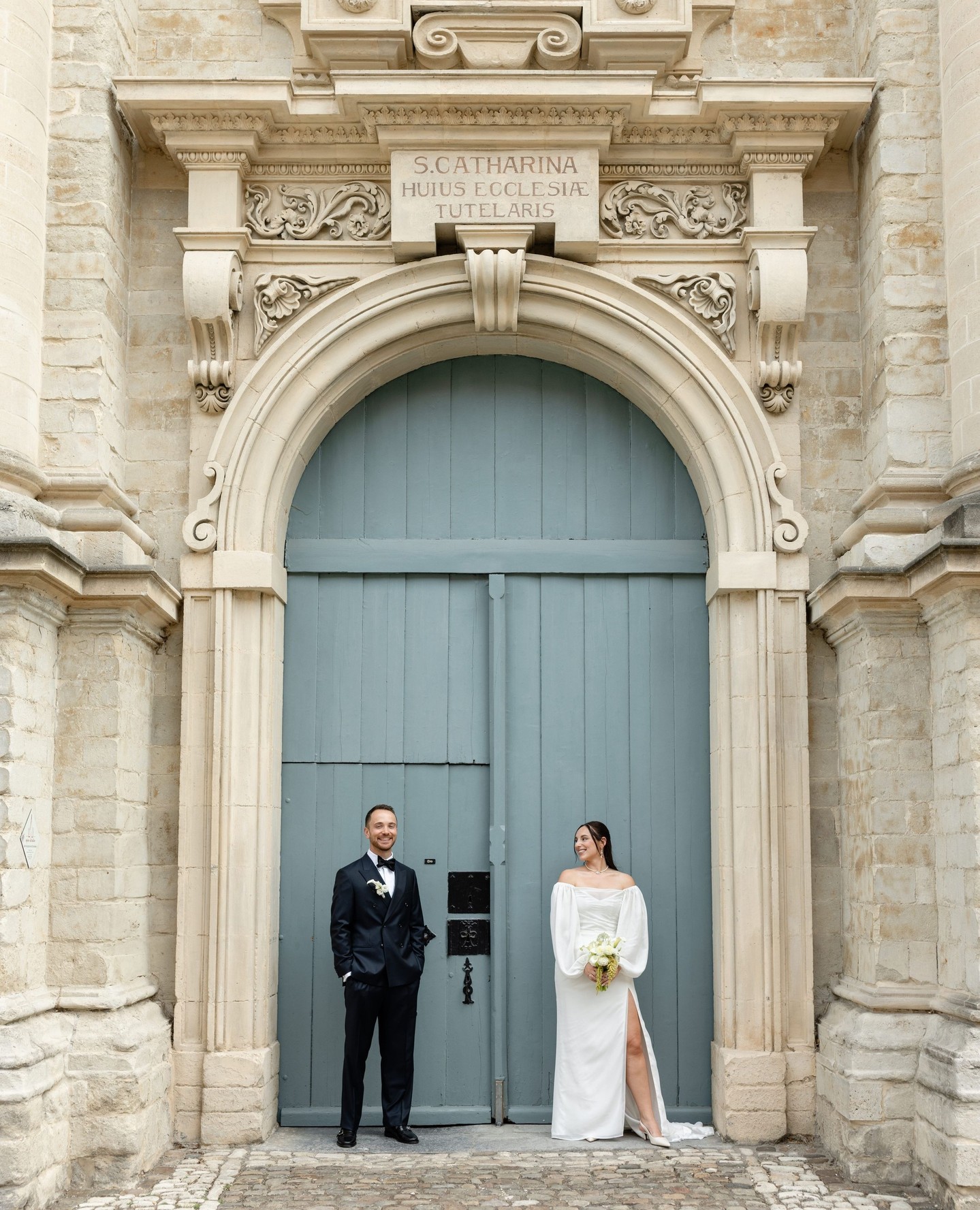 ✨️ LIEVE WOORDEN ✨️
Vanaf het begin was er een hele fijne communicatie met Jolien. Ze gaat mee in de ideeën die je hebt en kan deze heel goed aanvullen met eigen initiatieven en creatieve ideeën. Zo merk je meteen de meerwaarde van een weddingplanner!
Jolien was ook heel flexibel en gemotiveerd, indien we niet 100% overtuigd waren van iets, gaf ze ons nieuwe opties tot het plaatje klopte. We konden haar altijd bereiken wanneer het nodig was.
Op de dag zelf hebben we ons ook geen enkel moment zorgen moeten maken, alles was onder controle. Jolien heeft het concept in ons hoofd echt tot leven gebracht, nog mooier dan we op voorhand konden bedenken. We hebben echt ons droomhuwelijk kunnen vieren mede dankzij haar. We zouden zo opnieuw voor Jolien kiezen en haar aan iedereen aanraden, wat het concept ook is!
Dankjewel voor alles, E&R 🤍
Beeld @mariehouttequiet