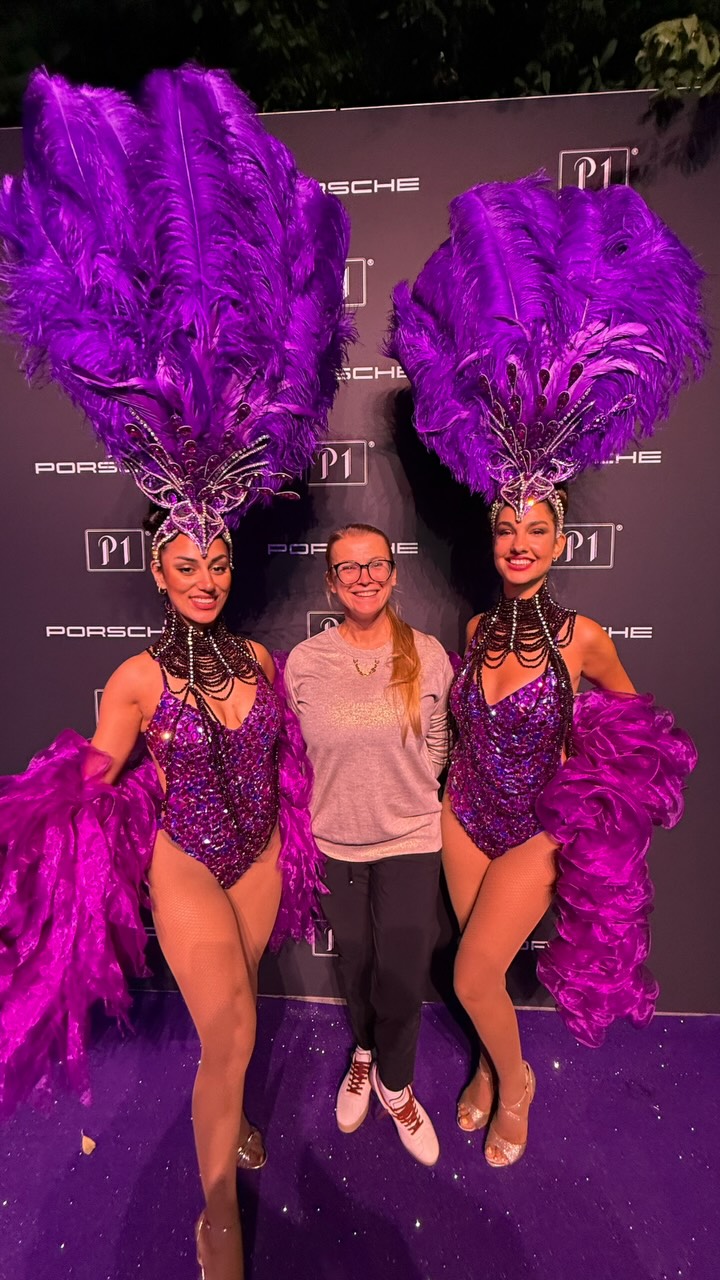 ✨ Was für ein Abend! ✨
Gestern durfte ich als exklusiver Gast des Porsche Zentrum Olympiapark bei der IAA München 2025 dabei sein – ein absolutes Highlight! 🚗⚡️
Im legendären Club P1 erwartete mich ein unvergesslicher Abend mit spannenden Gesprächen, inspirierenden Kontakten und einer großartigen Atmosphäre.
Ein herzliches Dankeschön an das Team vom Porsche Zentrum Olympiapark für die Einladung und die perfekte Organisation! 🙌
Jetzt freue ich mich umso mehr auf die neuen Elektro-Macan Modelle, die bald unsere Flotte bei Zoe Sports & Performance GmbH ergänzen werden. 🔋🤍
#iaa2025 #porsche #porschezentrumolympiapark #911 #911turbos #p1 #zoesports #reformerpilates #grünwald #münchen #longevitylifestyle