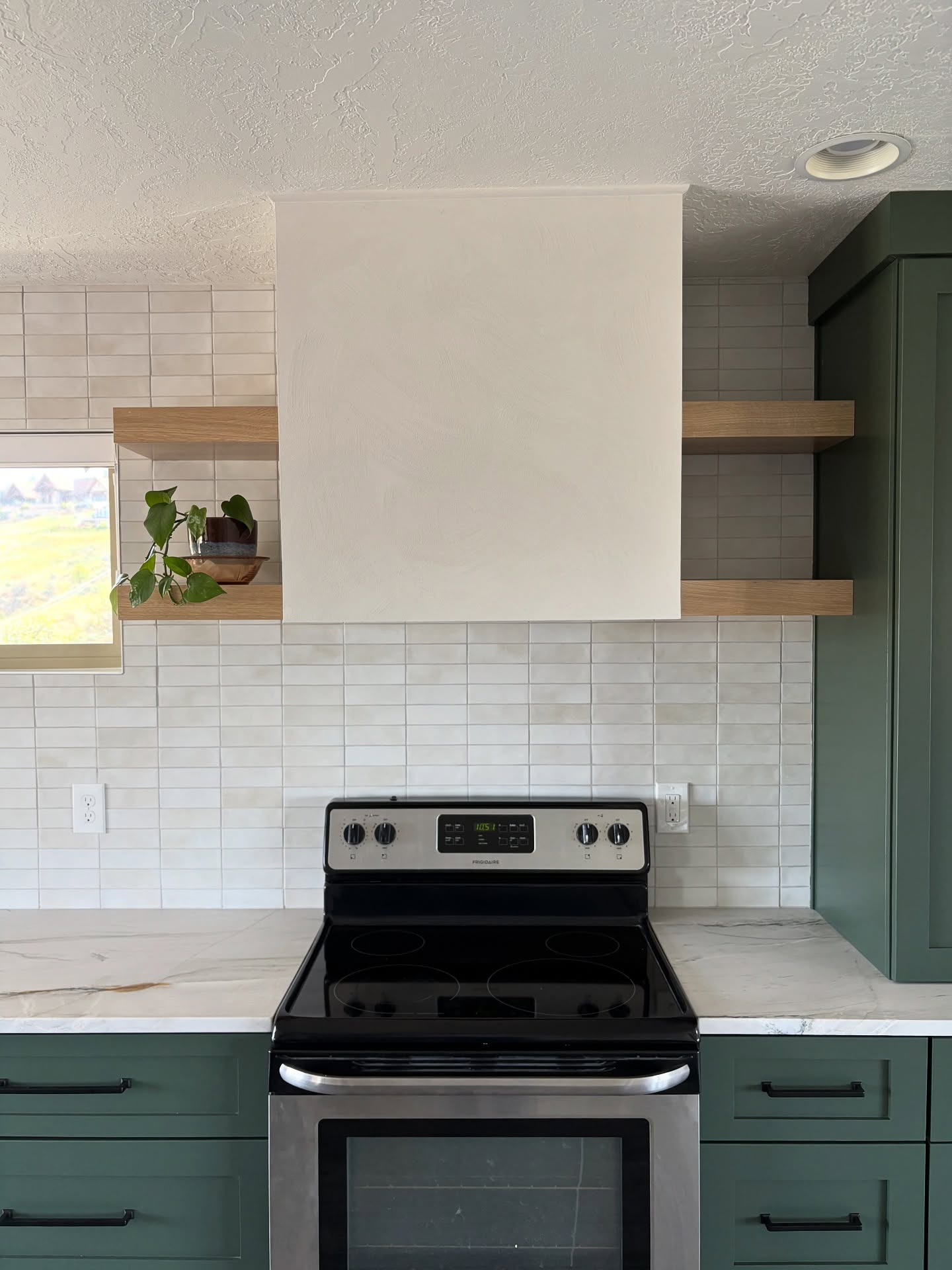 A few before and afters from our North End Foothills project! This kitchen start as a light refresh and escalated into a complete gut and remodel 😂 but we are thrilled that our clients decide to overhaul the space, look how beautiful it turned out! #boiseinteriordesigner #boisegeneralcontractor #beforeandafter #remodel #kitchenremodel #greencabinets #quartzite
Our amazing trades: @stoned.marbleandgranite @foothills.cabinets