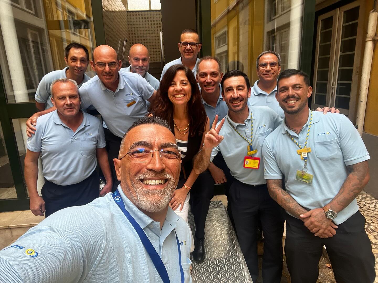 Este será um post diferente sobre a Carris.
Fez ontem uma semana que aconteceu a tragédia que todos conhecemos e o vaivém de notícias não pára. Não irei comentar as narrativas a que assistimos, mas gostaria de trazer um outro olhar: o olhar das mais de 2000 pessoas que trabalham nesta empresa.
Tenho tido o privilégio de acompanhar de perto as lideranças operacionais num projeto de continuidade, e o meu instinto, quando soube do acidente, para além da compaixão para com as vítimas e as suas famílias, foi o de pensar nos colaboradores. Como estariam a viver isto? O que estariam a sentir? E, especificamente, quem conhecia pessoalmente o guarda-freio que faleceu, como estaria a lidar com a notícia?
E, agora, o que sentem de cada vez que surge uma nova notícia? E, nomeadamente os tripulantes, de cada vez que ouvem mais um comentário dos passageiros?
Preferem dizer “companhia” em vez de “empresa”, porque se sentem em família. Falam com um orgulho inspirador do seu percurso profissional. Vestem a camisola com um espírito de missão e um compromisso para com o cidadão inabaláveis. Amam o seu trabalho, mesmo com todos os desafios de qualquer trabalho.
A eles e a elas envio o meu profundo abraço em solidariedade e o meu obrigada.❤️
PS: esta foto foi tirada em Julho