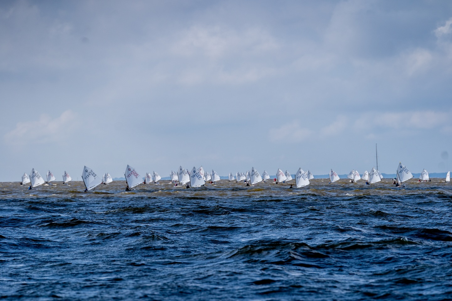 ☀️Garmin EKV Pärnu Sügisregatt 2025 2. päev tehtud!
Hommikune vihm ja tuuletus asendus peagi päikese ja tuulega ning kõikides paadiklassides peeti kolm võistlussõitu. Äge päev merel!
Fotograaf: Sergei Trofimov
@amservauto @piletilevi @krulli.kvartal @koodjohvi @gotravel.ee @jakarimarine @parnu_jahtklubi #eestipurjetab