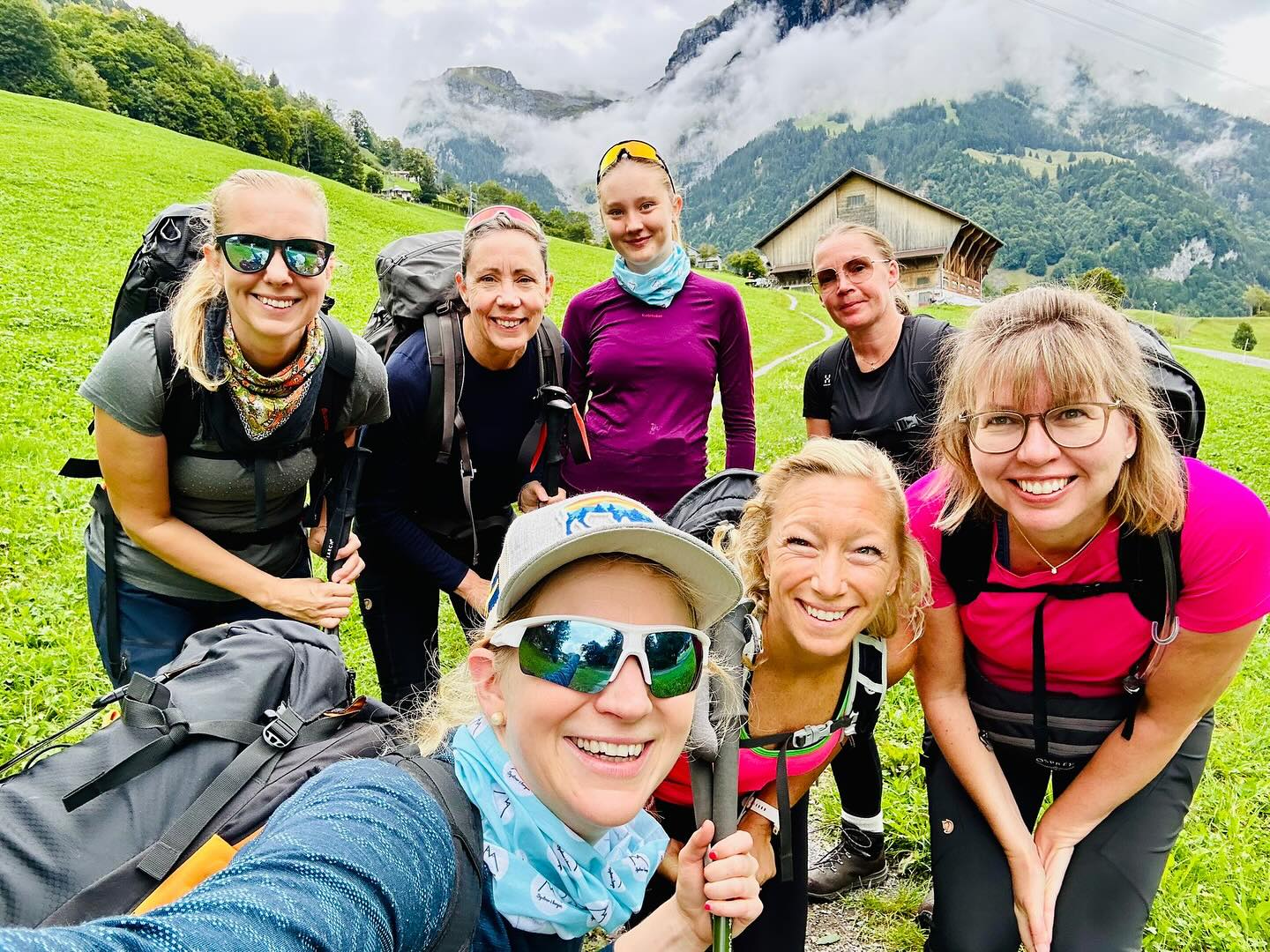 Vandring i bergen ✨🌿 hej från 📍 Engelberg med en ny underbar grupp i Systrar i bergen! ❤️🍓 ⛰️
Hittills blandat väder och många lager moln ☁️🤍 i en härlig kombination med massa fina samtal, otroligt peppig och positiv stämning! Vad mer kan vi önska 🙌 … solen som kommer imorgon kanske ☀️😉🌸
#systraribergen #engelberg #mountains #mountaintrails #vandring #hiking #hike #vandra