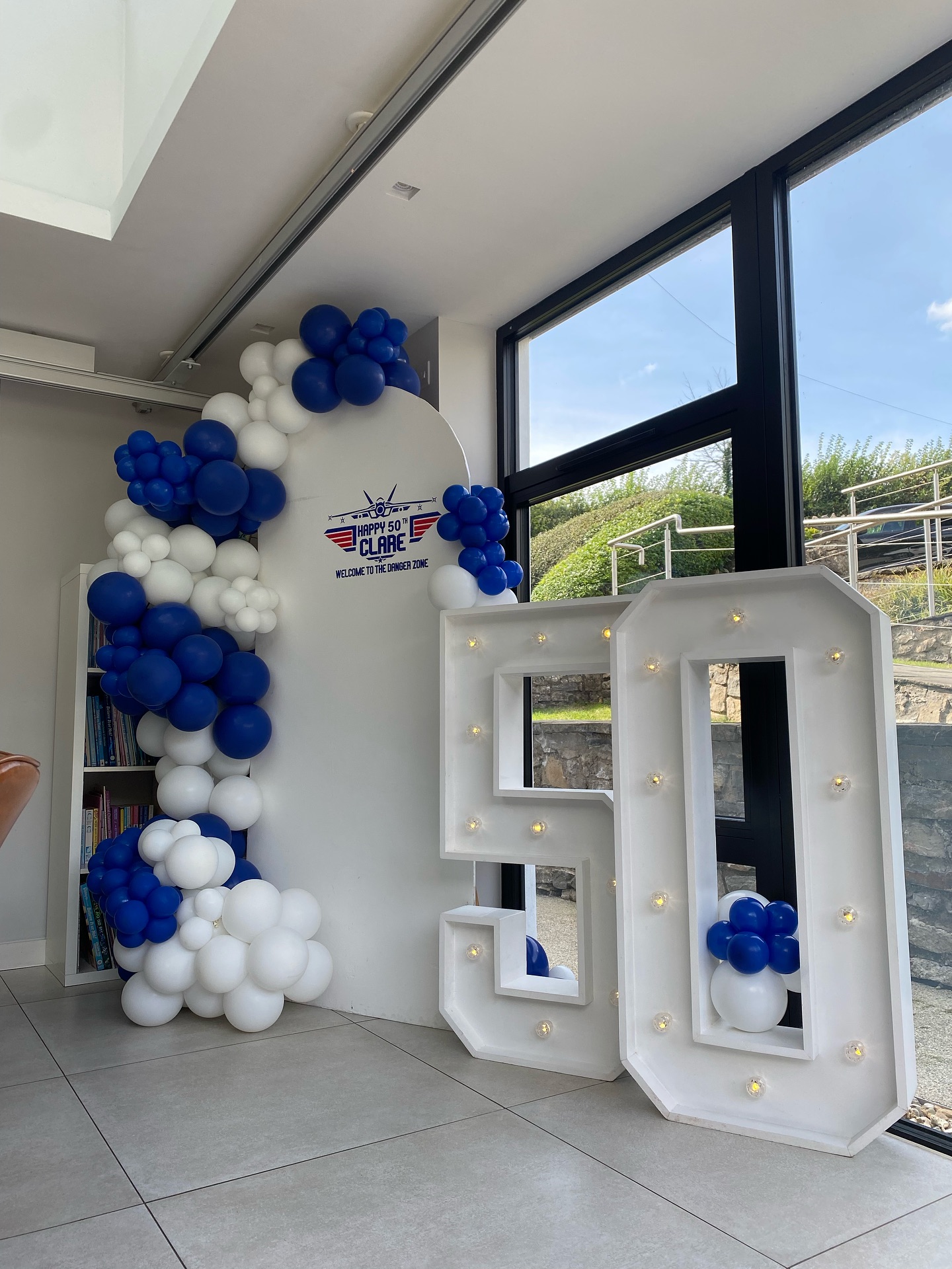 Birthday set up for the biggest top gun fan out there 🛩🎈
#sailboard #balloonarch #balloondisplay #lightup #led #cardiffballoons #personalisedballoons