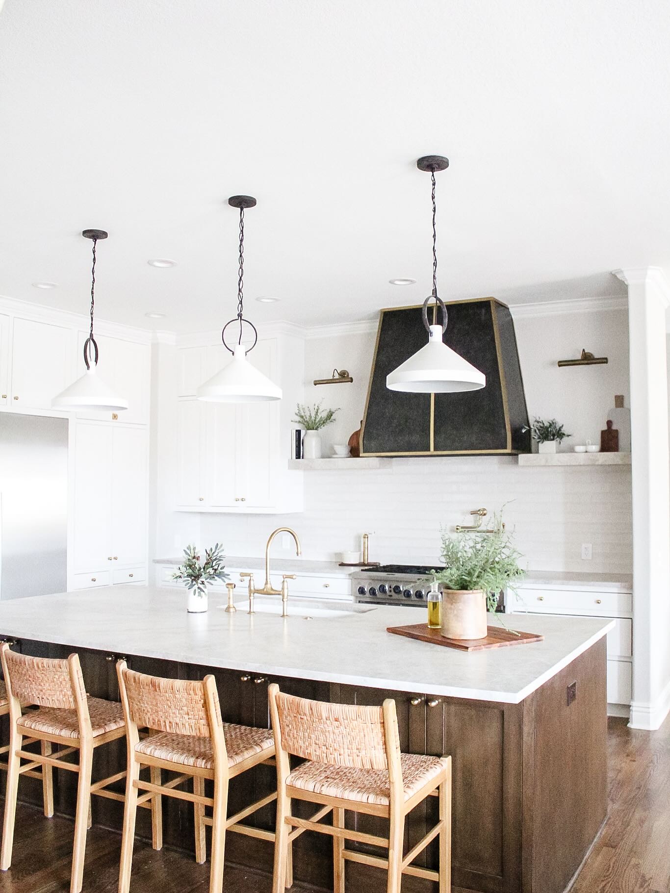 We’ve been seeing more and more custom metal vent hoods lately… This one was one of our favorites from a remodel project! Never be afraid to go bold on the hood in a neutral kitchen 🖤