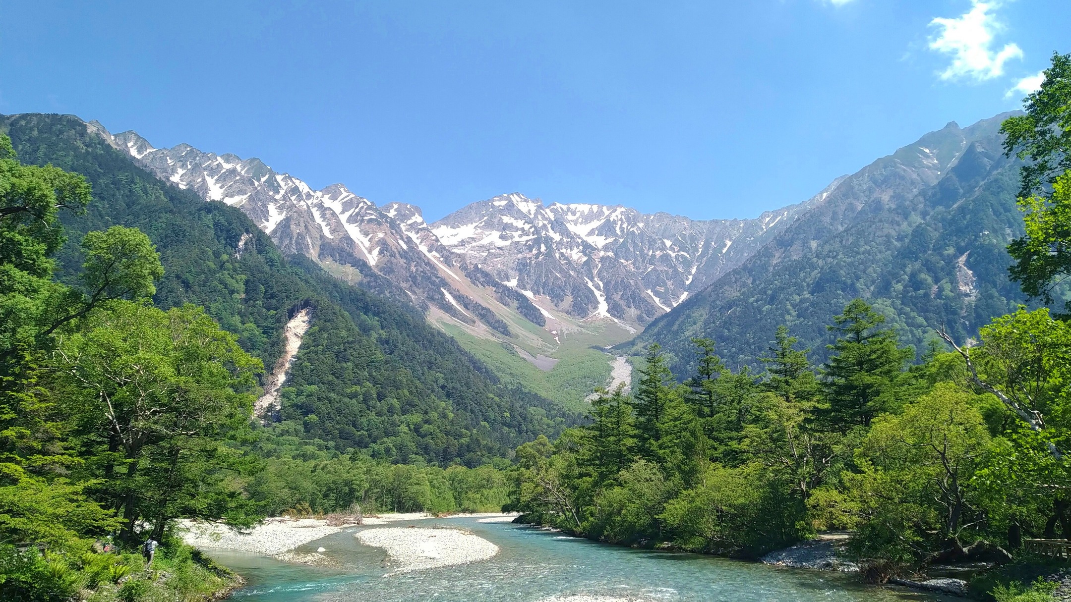 📍上高地 (Kamikochi)
.
Kamikochi is a breathtaking alpine valley tucked away in the Japanese Alps, where lush summer greens, golden autumn foliage, and snow-dusted peaks make it a scenic wonder in every season. The area is open to visitors from mid-April to mid-November, as heavy snowfall makes it inaccessible during winter. To preserve the natural environment, private cars are not permitted—guests must transfer to shuttle buses or taxis before entering. Whether you’re enjoying a peaceful riverside walk or starting a mountain hike, Kamikōchi is a perfect escape into nature.
.
.
.
上高地是隱身於日本阿爾卑斯山中的絕美高原,四季各有風采——夏日綠意盎然,秋天染上金黃紅葉,冬季則披上靜謐雪白。每年僅於四月中旬至十一月中旬開放,其餘時間因積雪封閉而無法進入。為保護自然環境,園區禁止私人車輛通行,需於指定地點轉乘接駁巴士或計程車入山。無論是沿著梓川悠閒散步,或展開登山健行之旅,上高地都能帶來遠離喧囂的靜謐與感動。
.
.
.
#japanguide #triptojapan #travelinjapan #visitjapanjp #visitmyjapan #jntosg #beautifulJapan #japanrevealed #travelgraphy #travelgram #traveling #trending #japanese #instagram #osaka #visitjapanUS #visitjapanCA #TravelJapan #JapanTrip #ExploreJapan # Kamikochi