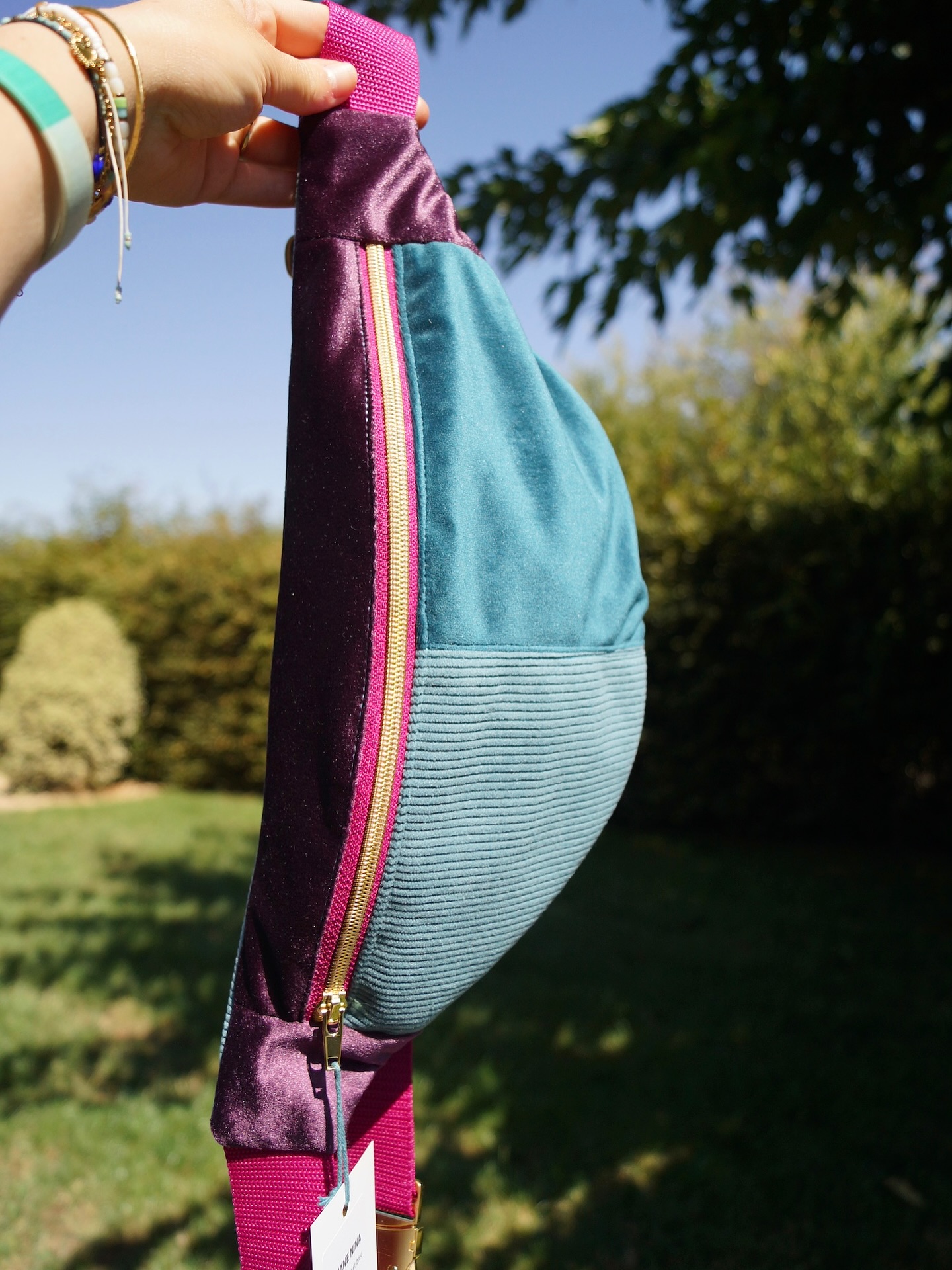 NINA 🩵
J’ai une bonne nouvelle pour toi : ma première collection de bananes Nina est en ligne, en plus d’être dispo en boutique chez @unmondedeblonde 💜
Des bananes en velours super colorées, avec une boucle en métal doré qui claque, une pochette zipée à l’arrière super pratique, et une doublure en coton crème pour voir où est passé ce fichu baume à lèvres ! 😁
Nina est personnalisable à l’infini ! Alors passe en boutique ou écris moi si tu veux qu’on en discute 🧡
👉🏻 https://www.blondeetlesfringues.com/sacs-et-bananes
#blondeetlesfringues #sacbanane #bananevelours #creatricefrançaise #faitmain