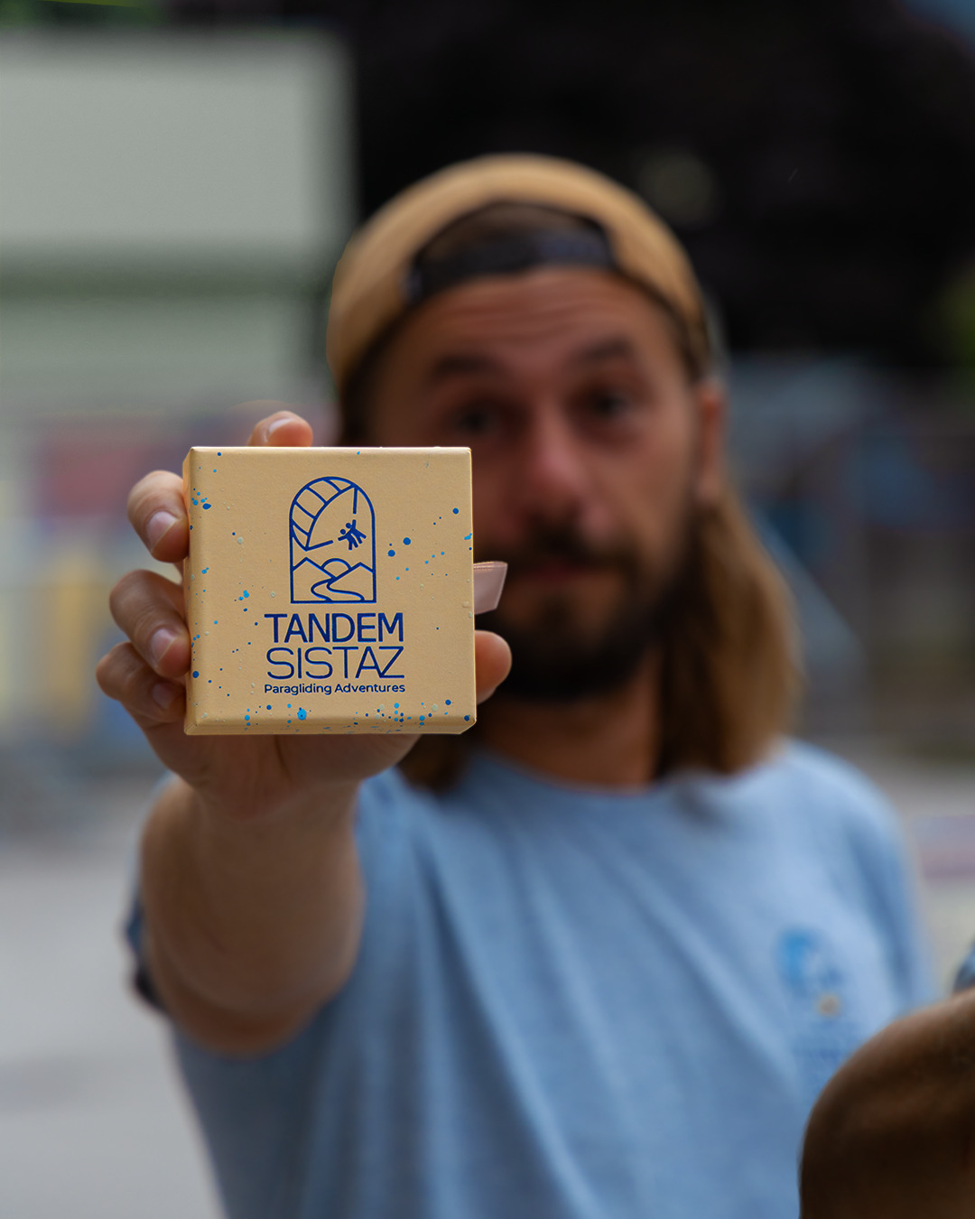 Say hello to our handcrafted adventure box – made in Salzburg, designed to blow minds. 🎁✨
The packaging is hand-sprayed by Salzburg street art artist @washingtonstencil 🎨 Made from sturdy, cream-colored cardstock and finished with a shimmering blue logo stamp – each piece is a one-of-a-kind original. No two are alike. 💙
Inside, you’ll find our wooden voucher – made in Faistenau by master sculptor @felixigler, engraved with alpine vibes and backed with a magnet. 🏔️ It sticks right where the excitement lives: on your fridge!
Our paper voucher? 🎟️ Crafted with love – and a scoop of ice cream – by @strobl_marketingagentur. Printed on premium paper. Sweet on the outside, filled with freedom on the inside. 🍦
Not your average gift. It’s a serious boarding pass wrapped in street art – and sticks to hearts and fridges. 🧲 You can grab your box in the heart of Salzburg – at @fachlsalzburg 🛒 Or just send us a message – and we’ll ship your adventure straight to your mailbox. 💌
awesome pictureset by 📸 @needful_fotografie
#Tandemsistaz #paragliding #parapente #paraglidinglife #adventuregift #handcraftedvoucher #GiftAdventure #madeinsalzburg #salzburgcity #visitsalzburg #mountains #nature #freedomintheair #Jodladihiti #LocalLove #FlyWithUs #flytandem #mitdencoolenjungs