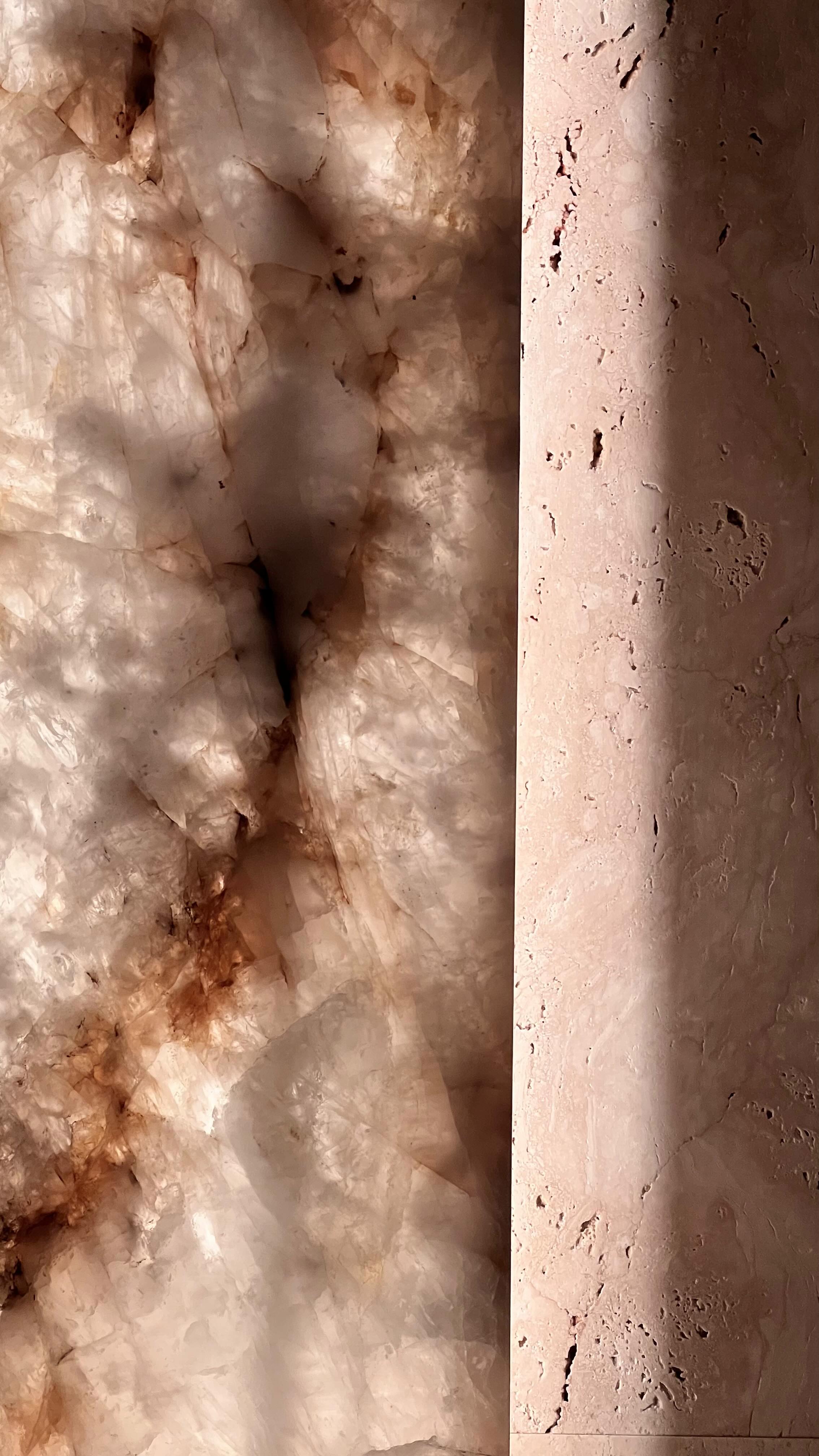 ARTE & ARQUITECTURA
⸻
CASA ML
Proyecto en Buenos Aires, en el barrio Costas de Puertos del Lago Escobar, desarrollamos una instalación que trasciende el concepto de revestimiento para convertirse en una verdadera obra de arte.
La piedra natural, retroiluminada y cuidadosamente trabajada, se integra al espacio no solo como un elemento estético, sino como parte fundamental de la atmósfera arquitectónica.
La iluminación aplicada resalta la riqueza de la veta y potencia la expresividad del material, mostrando cómo la técnica y la sensibilidad pueden dialogar en un mismo gesto de diseño.
Este proyecto forma parte de mi portafolio, donde investigo constantemente nuevas formas de expresión a través de la piedra natural y la luz.
Muy pronto compartiré más sobre un próximo viaje a Verona, a fines de septiembre, para asistir a la feria internacional del mármol y seguir profundizando en este universo de materiales y posibilidades.
#marmomac
#studiobarlainteriordesign
#interiordesign
#interiordesignstudio
#interiordesigninspiration
www.studiobarla.com