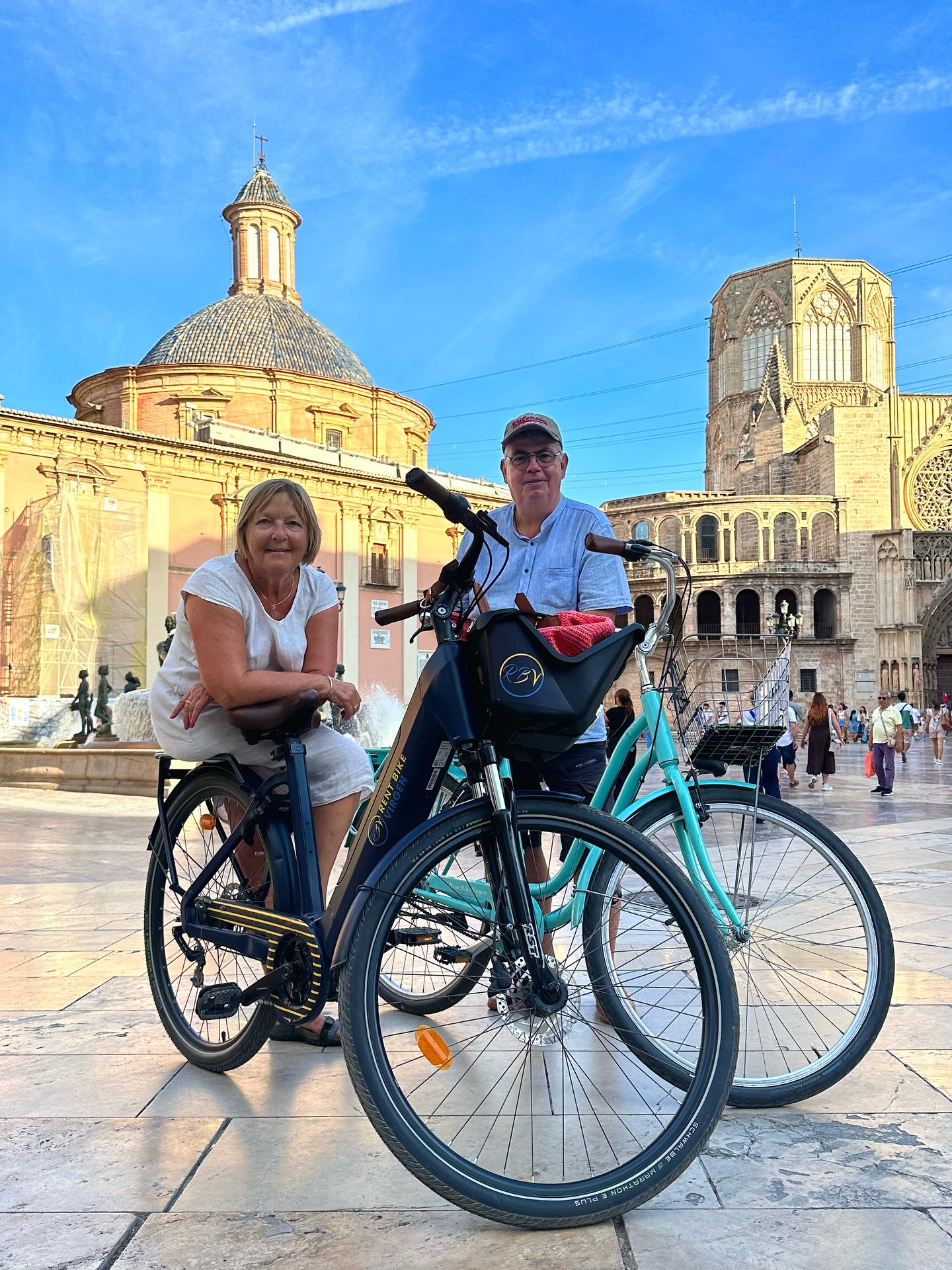 A glimpse of some recent messages we received from our lovely holiday guests – complete with a few happy snapshots! 📸☀️
🍊Anneke Martens
We had such a fun and cozy bike tour! June herself was our guide and she spoke with so much passion about Valencia.
Every time we had a question or needed advice about, say, a nice restaurant or beach bar, we could just text her on WhatsApp and she replied super quickly.
🍊Ava Risamena
We had an amazing day with our guide Robert! We signed up for a group tour, but in the end there were only four of us – perfect! Booking was really easy through WhatsApp and all the information came right away. Robert guided us through Valencia with so much enthusiasm.
It was the ideal mix of history, fun facts, and great tips for restaurants and sights. Plus, we also had time to wander around on our own here and there.
If you do this tour on your very first holiday day, you’ll immediately get such a good overview of the city and all its possibilities – it really helped us plan the rest of our trip. After the tour, we hopped on our bikes and rode straight to the beach. Valencia is absolutely made for cycling! Thanks so much for a fantastic day – we highly recommend this!
🍊 Patrick Stijf
We had a super fun bike ride and got to see so many beautiful parts of the city. Definitely something we recommend doing at the start of your holiday – that way you can revisit your favorite spots later at your own pace. On top of that, we even got tips for the rest of our trip to Alicante, so they really go the extra mile beyond the bike tour itself. Absolutely recommended! 🚴♂️🌟
Tours in DE/EN/ES/IT/FR/NL
.
.
#gezelligfietseninvalencia #valencia #gezelligvalencia #fietstour #biketour #hiking #hikinginspain #fietseninvalencia #weekendjeweg #cargobike #getinvolvedvalencia #bezienswaardighedenvalencia #bikerental #nederlandsegidsinvalencia #bezienswaardighedenvalencia #citytripvalencia #stedentrip #fietstocht #thingstodoinvalencia #visitvalencia #highlightsvalencia #winetasting #tapastour #paellacookingclass