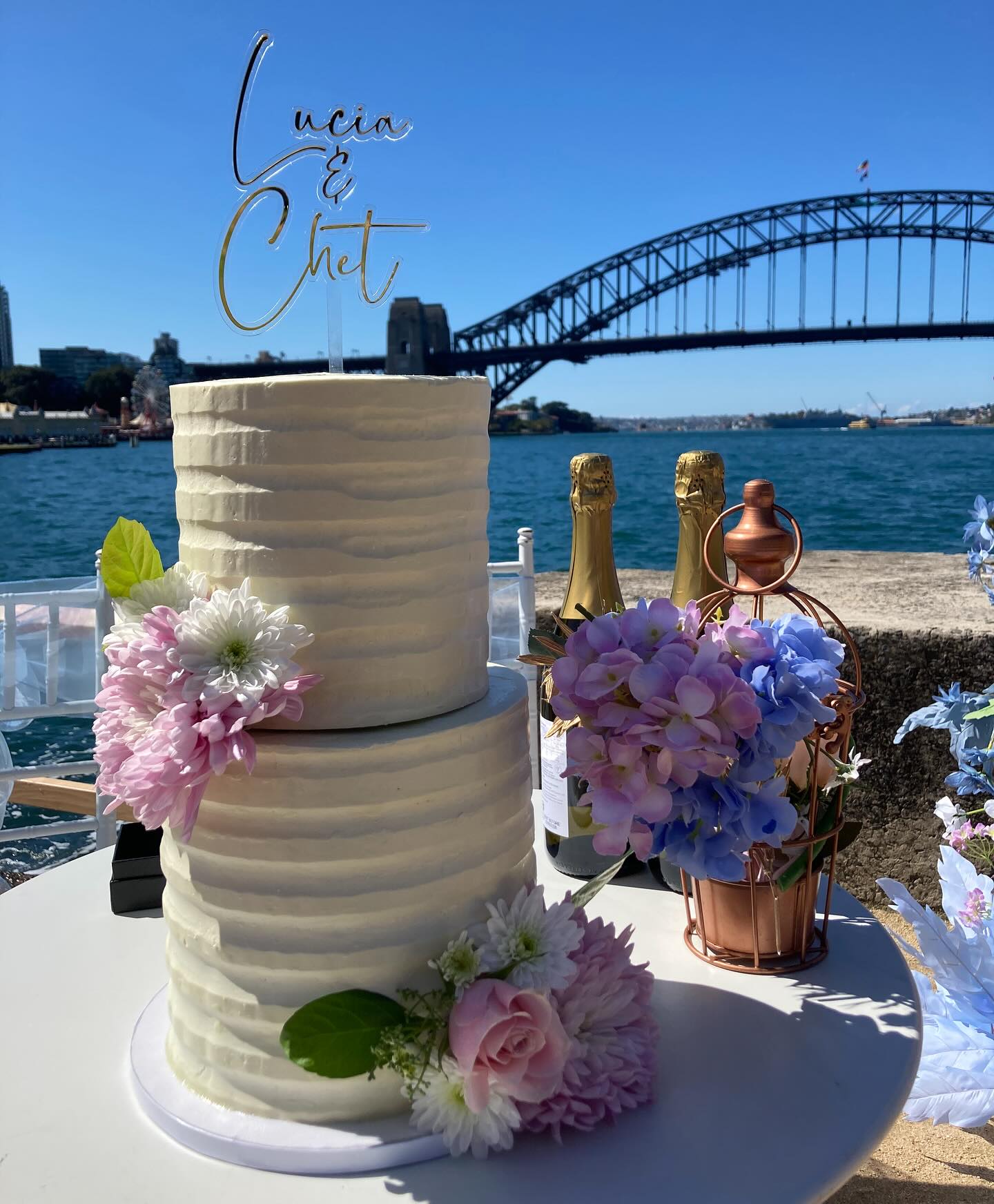 The sun came out to play just in time for this gorgeous setup for Lucia & Chet โค๏ธ
#cake #cakecakecake #cakeporn #cakelover #cakestyle #cakeinspiration #weddingcake #buttercream #cakesofinstagram #cakedecorating