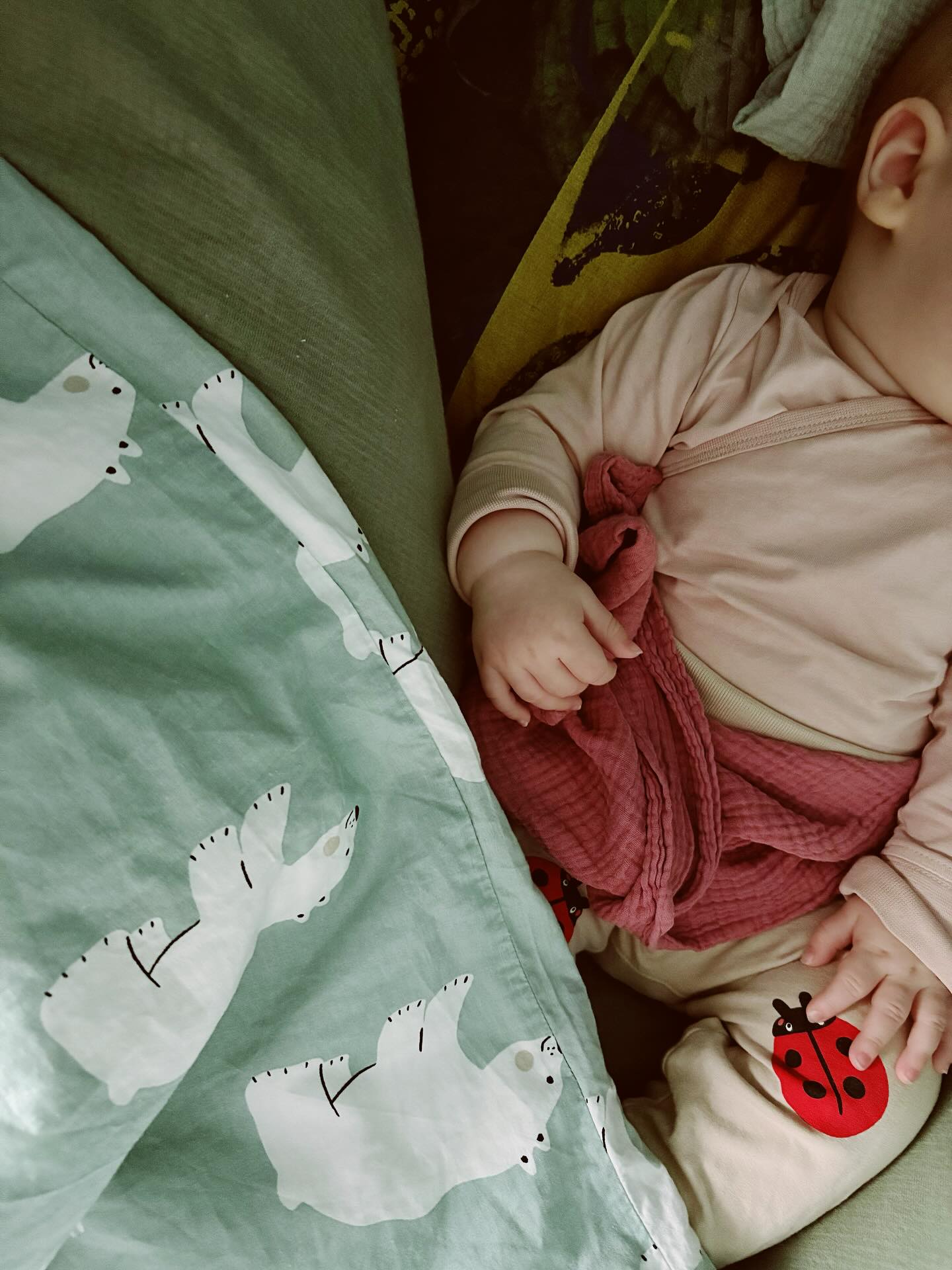 Syysflunssa day 3. Viime päivät (ja yöt) menty tiiviisti pikkupotilasta hoivatessa. Ehkä kohta ollaan jo voiton puolella! 🤧🤒❤️