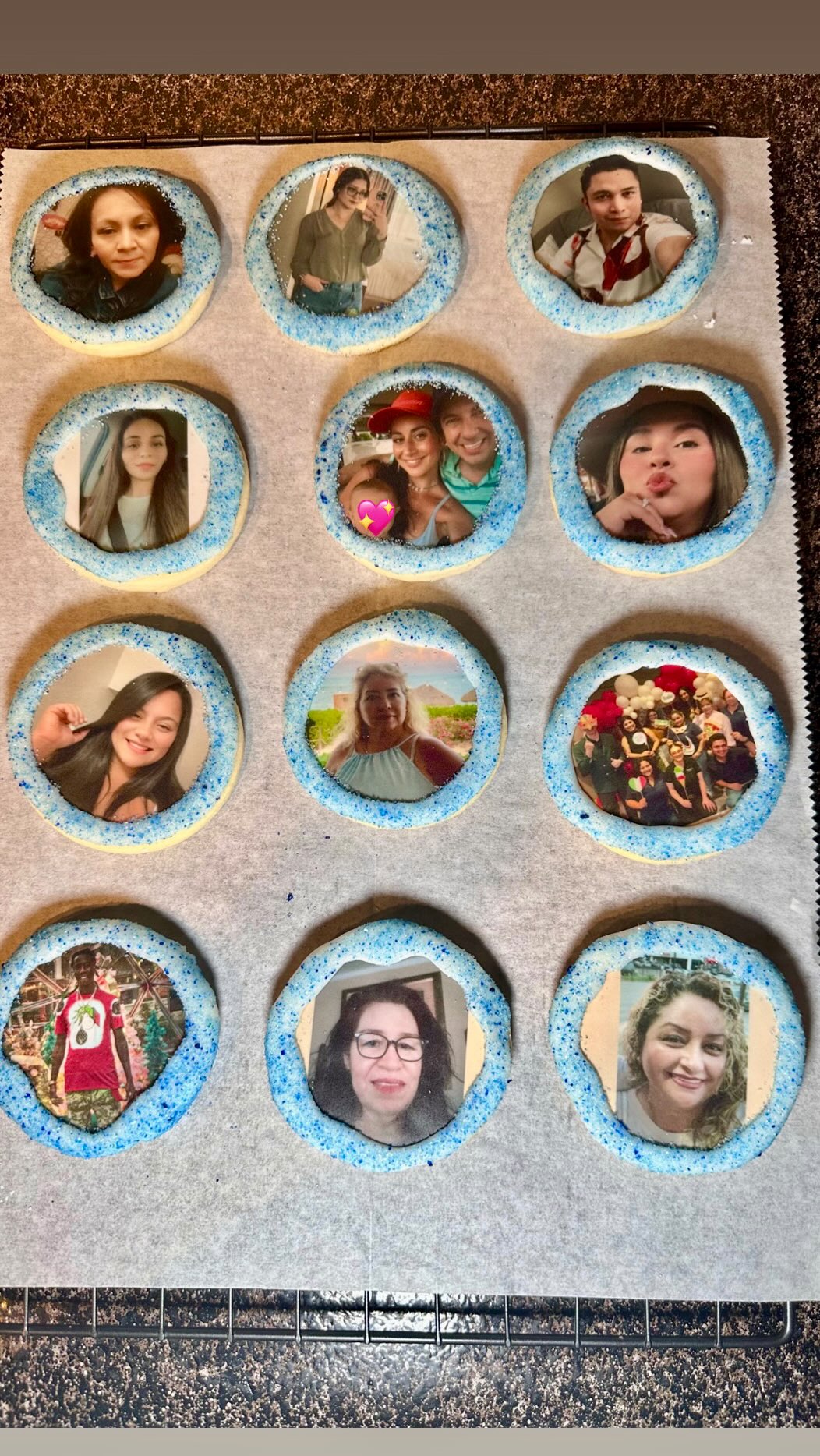 Today was the end of the very fun & exciting Housekeeping Week @dreyhotel ! Such an amazing team (not all pictured) that we cherish & appreciate every day! They definitely deserved the week they had. Thanks for having me & allowing me to show appreciation as well!🫶🏽
Place Your Order Today!
•
•
•
•
•
•
•
#BakedGoods#HomeMade#SoftCookies#ForYou#fyp#packagedorders#trending#SupportSmallBusinesses#cookies#Fresh#DallasTexas#TexasPastries#CustomOrders#MustTry#Baker#Barkernearme#buttercream#frosting#filling#filled#partnershipsopen#cake#Birthdaycake#trending#selftaught#Baker#events#explorer#explorerpage#cupcakes#hotel#housekeeperweek