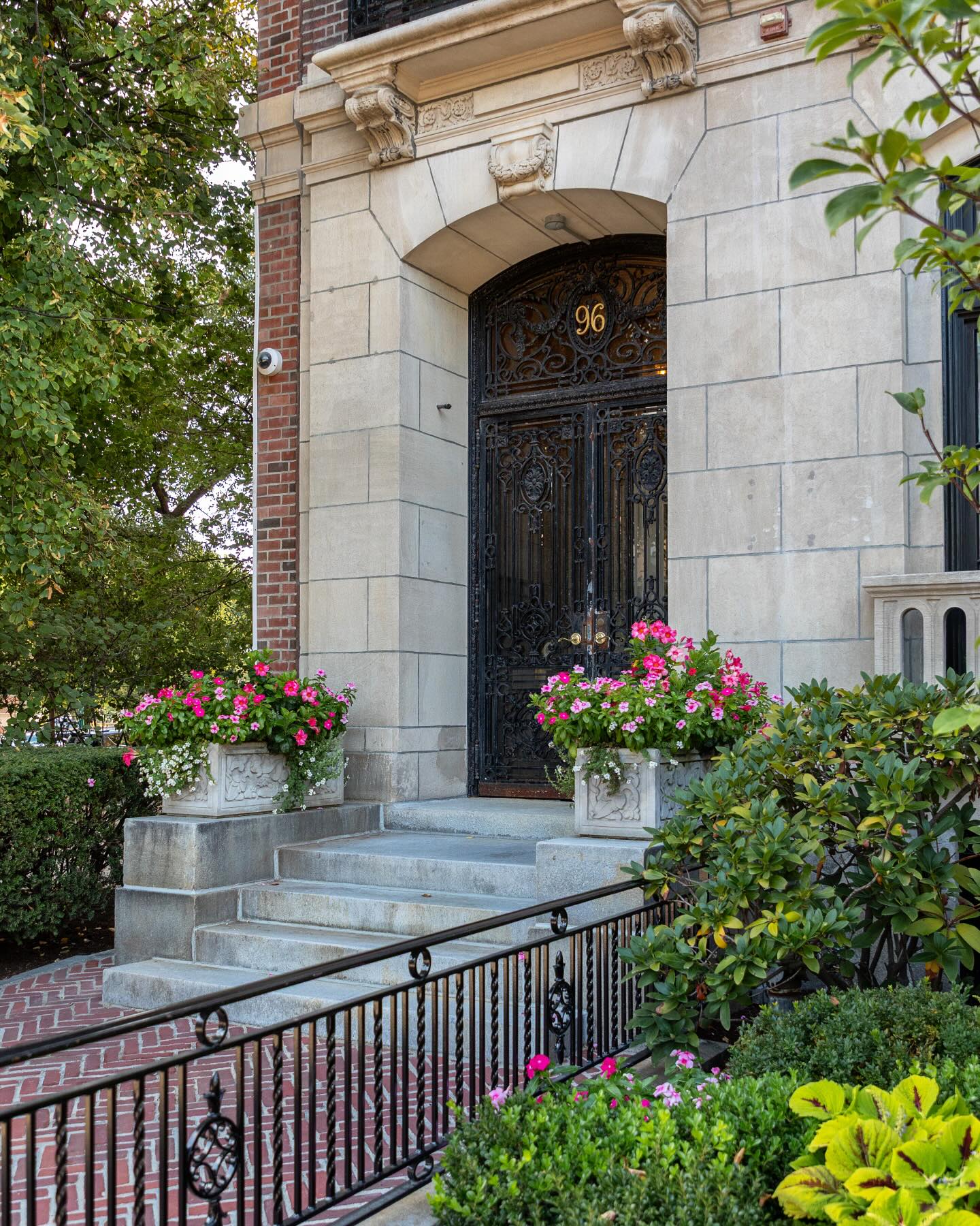 Walking into the weekend! 🩷🌺 Have a good one, everyone!
.
.
.
.
.
#citygarden #garden #gardendesign #growsomething #gardenlove #boston #backbay #containergarden #gardenstyle #instagarden #landscaping #outdoorliving #outdoordecor #outdoordesign #gardenlife #curbappeal #windowbox #home #bhg #bhghome #bostonhome #rslove #plantlove #igboston #theprettycities #mytinyatlas #friyay #weekendvibes