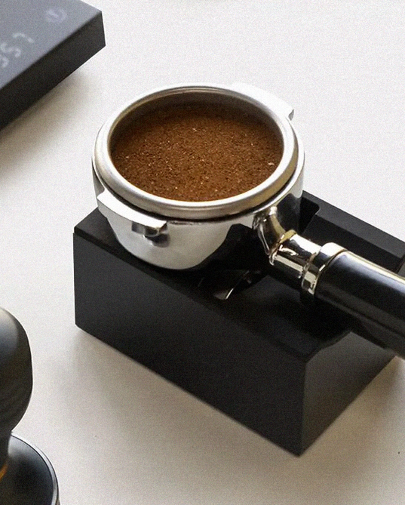 Estabilidad y precisión en cada compactación ☕⚡
La TIMEMORE Magic Cube protege tu barra, asegura nivelado perfecto y mantiene el portafiltro firme para un apisonamiento uniforme.
✔ Acero inoxidable 304 + silicona antideslizante
✔ Desmontable y fácil de limpiar
✔ Diseño minimalista y robusto
#timemore #baristatools #xpecialty