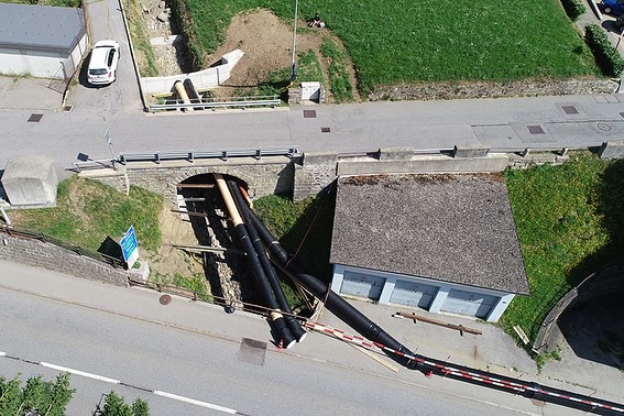 È passato più di un anno dall’evento alluvionale del 30 giugno 2024, quando un’improvvisa colata detritica dal Riale Valascia ha causato l’otturazione completa di un tratto canalizzato lungo circa 300 metri: oltre 1’500 m³ di materiale, inclusi grandi massi, hanno completamente ostruito il canale interrato.
Per garantire la sicurezza della zona e la continuità della viabilità, è stato necessario intervenire d’urgenza con un bypass provvisorio lungo oltre 500 metri, deviando temporaneamente il corso d’acqua verso il fiume Ticino e prevedendo l’esondazione controllata sulla strada cantonale in caso di piena, tramite una briglia provvisoria.
L’intervento si è articolato in più fasi, con un’intensa attività di coordinamento tra enti e imprese, fino alla completa rimozione del materiale detritico dal canale. A conclusione dei lavori, è stato effettuato un rilievo georeferenziato dell’intera tratta tramite drone e laser scanner, utile anche per il controllo volumetrico e la documentazione tecnica.
Un esempio concreto di gestione tecnico-operativa in stretta collaborazione con enti e imprese.
#studiogendotti #studiogendottisa #airolo #comunediairolo #ticino #ingegneria #ingegneriacivile #detriti #fango #tbt