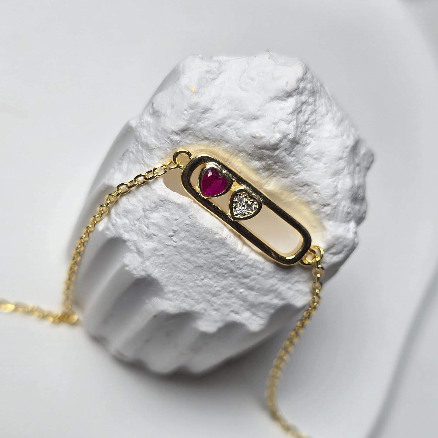 Cuoricini ❤️🤍
Länge: 16 cm plus 2.5 cm
Material: Sterling Silver 925 | 14 Karat vergoldet
Steine: Zirkonia in weiss und rot
Verschluss: Karabiner
#machic #silberschmuck #silver #jewelry #925silver #vergoldet #schweiz #necklace #goldjewellery #snake #halskette #kreation #jewellery #jewelry #machic #armkette #armband #schweiz #zürich #einzelstück #silberschmuck #schmuck #versand #bracelet #antiallergisch #silver #silber #925silver #charm #deutschland #edelsteine #paperclipchain