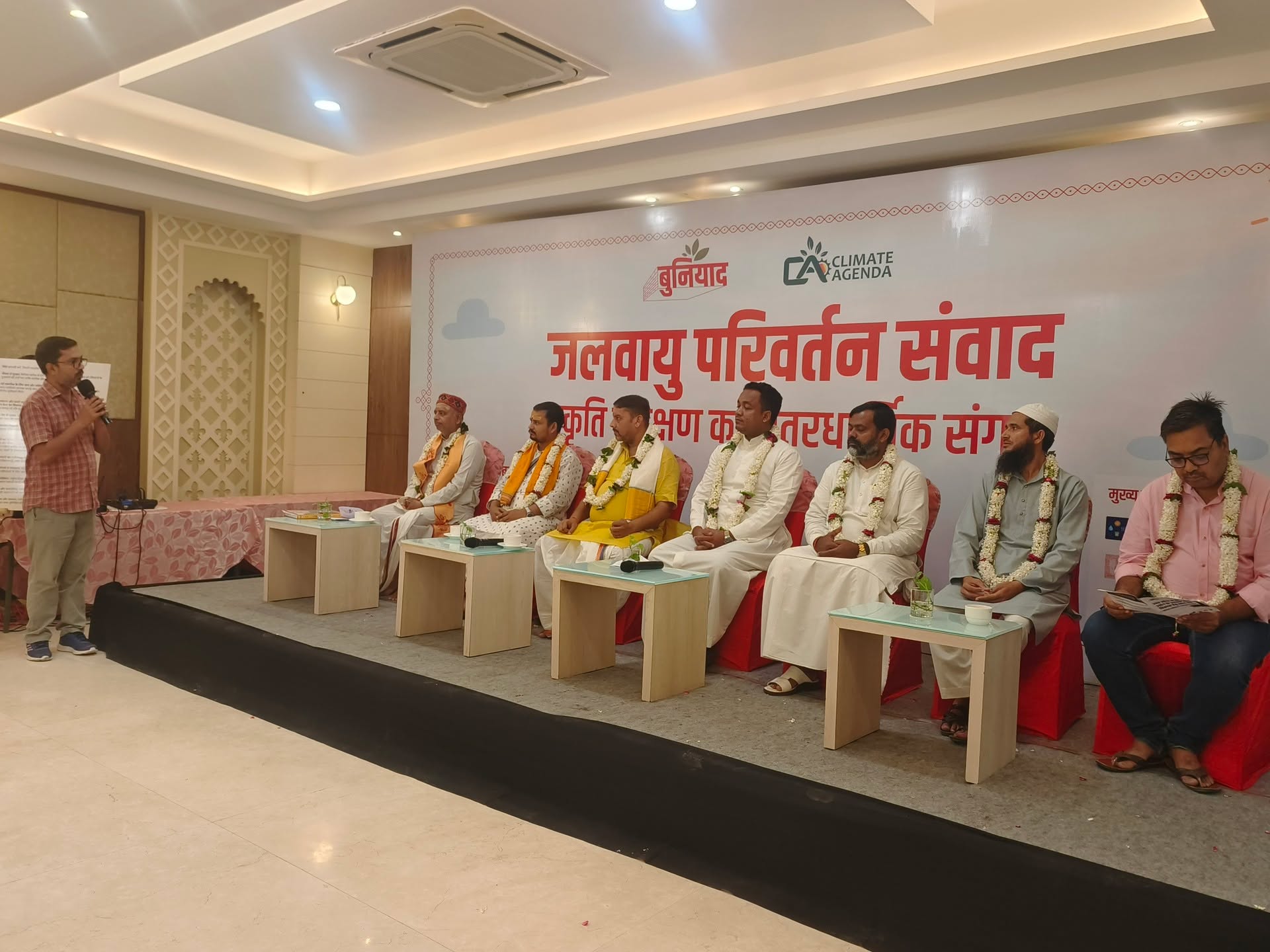 Pichle hafte Varanasi ne witness kiya ek inspiring interfaith dialogue, jahan alag-alag faith leaders, community representatives, aur students aaye ek saath to talk about one of UP’s biggest challenges - climate change.
Brick kiln sector ke environmental issues ho ya need for clean tech aur dignity for workers, sabne yeh kaha ki climate action sirf technical ya economic effort nahi hai, balki ek shared moral zimmedari hai. Alag–alag faith ke speakers ne compassion, aur care for the Earth ko universal values bataya – aur bola ki sustainability bhi ek spiritual duty hai.
Iss dialogue mein launch hua Charter of Demand - ek collective awaaz jo brick kiln workers, owners, associations, experts aur citizens ko ek saath laati hai. Ye demand karti hai ki UP ke brick sector ka transition ho cleaner tech, dignified livelihoods aur equity ke saath. 🧱
With 65+ participants & 8 amazing panelists, Varanasi truly showed how faith along with action can unite for a sustainable future. 💚
👉 Charter padhna chahte ho? DM karo ya neeche comment drop karo & we’ll share it with you!
#ClimateAction #InterFaithForFuture #Varanasi #SharedResponsibility #Bricks #BrickKiln #Migrant #MigrantWorkers
#Eenth #BrickKilns #Bhatte #Bhatthe #Eeth #Inth #RuralDevelopment #UttarPradesh