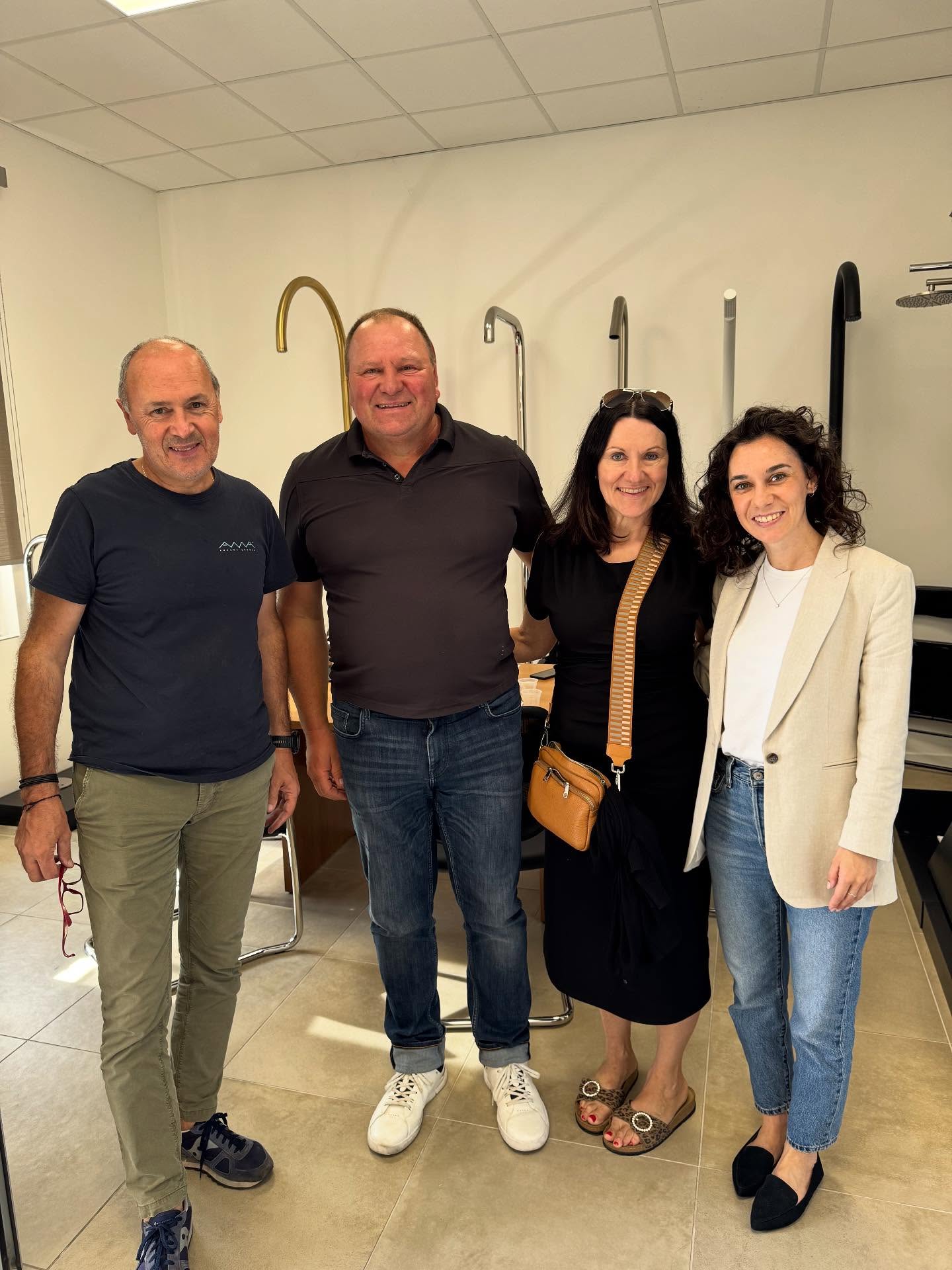 Während unseres Urlaubs in Italien haben wir unseren Partner für Außenduschen @amaluxuryshower in Italien besucht.
Alle Bestandteile der Duschen sind überwiegend aus Edelstahl und werden fast ausschließlich im eigenen Werk des Familienunternehmens in Lumezzane gefertigt.
Wir lieben das stylische Design, die perfekte Qualität und die sehr gute Partnerschaft! 🥰
Kennt ihr schon die Duschen von AMA?
#garten #poolgarten #outdoorliving #outdoordusche #madeinitaly #familienunternehmen #lavoroinfamiglia #familywork