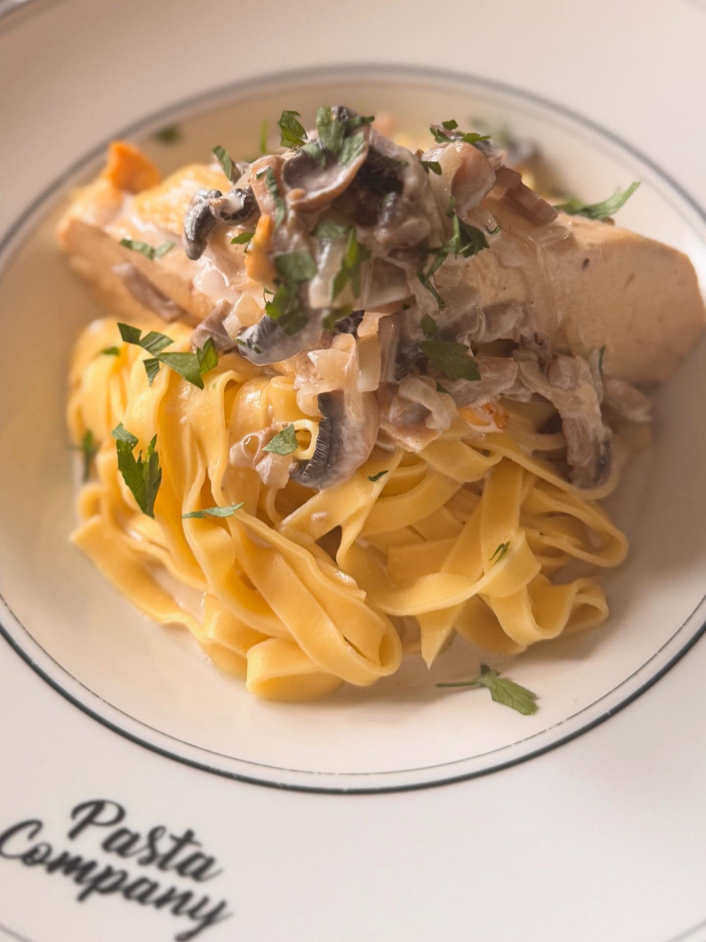 Ce soir au café du commerce, tagliatelles fraîches au poulet crème champignons sur réservation au 0955816141.
Quantité limitée.
Ou bien soirée tapas avec ou sans réservation. Tant il y a de place, ça passe ! 😉
