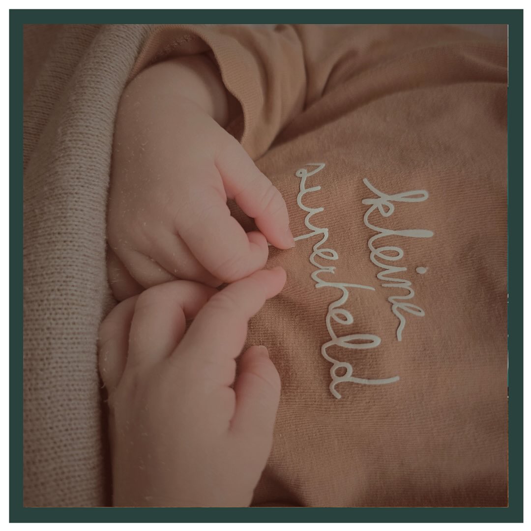 WELKOM NOUD! 💙
Dit lieve ventje is geboren op 30-08-2025 om 07:11u uur, bij 40+6 weken. Hij woog
3770 gram.
Kelly en Tim hadden de serotiniteitscontrole in het ziekenhuis al gepland staan, maar
gelukkig wilde deze kleine man daar niet op wachten! Op 29 augustus om 22.14u belden
Kelly en Tim dat de vliezen gebroken waren en ze twijfelden aan de kleur van het
vruchtwater. 💦 Na samen checken bleek het vruchtwater gelukkig helder te zijn. Kelly
kreeg direct ook al wat weeën dus nu werd het afwachten wanneer het goed door
zou zetten. Om 00.17u werd Milan opnieuw gebeld omdat Kelly inmiddels weeën had
iedere 2-3 minuten. Milan stapte in de auto en ging bij hen thuis langs! 🚗
Kelly ving haar weeën super goed op en had bij de eerste check al 5-6 cm! Wat een vliegende start. We hebben alle spullen gepakt en zijn naar het kraamhotel gereden, waar Kelly haar weeen opving in het bevalbad. Een paar uur later had Kelly 10 centimeter ontsluiting en kon ze gaan persen. Bij de eerste keer persen zagen we al direct goede vordering, wat een powermama! 💪 Na slechts 26 minuten persen is zoon Noud geboren en hielp papa Tim met het aanpakken van zijn zoon. Noud moest echt even bijkomen van de snelle bevalling. De
kinderarts heeft even meegekeken en uiteindelijk is Noud opgenomen voor wat
ondersteuning, zodat hij een beetje bij kon komen. De volgende dag mochten ze gelukkig alweer naar huis en kon het genieten thuis beginnen. Noud is een heel relaxt en tevreden mannetje en er wordt heel wat af geknuffeld! 😍
Lieve Kelly en Tim, nogmaals gefeliciteerd met de geboorte van Noud! Wat hebben jullie het knap gedaan samen. Heel veel geluk toegewenst van ons allemaal! Veel liefs, team LEV 🤍
#welkom #lev #levbaby #verloskundigenlev #liefdevol #vertrouwd