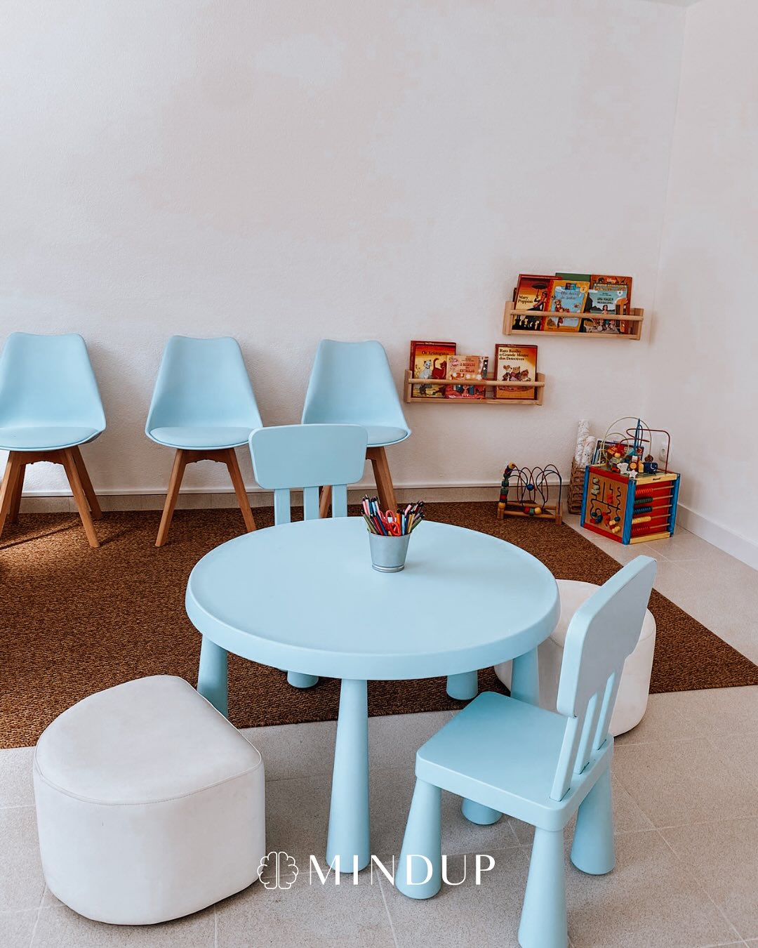 Uma vez, um grande amigo nosso disse-nos: “apontem para o céu, para tocarem no teto”, e cá estamos nós ❤️
20 de junho de 2025, foi o dia em que abrimos a porta da nossa terceira casa, desta vez, na “Terra Natal” de uma de nós: Cascais
Somos gratas por cada pessoa que caminha ao nosso lado, por cada pessoa que nos acompanha, por cada pessoa confia no nosso trabalho, por cada pessoa que nos recomenda a outras pessoas, por cada pessoa que celebra connosco nos bons momentos e por cada pessoa que nos abraça nos dias difíceis.
Deixamos um mini mini mini registo do nosso novo espaço onde estamos de coração cheio para vos receber.
Até já 🫶🏼
Mariana e Rita
#clinicamindup #psicologiaclinica #psicologiaadultos #psicologiaadolescentes #psicologiainfantil #emoções