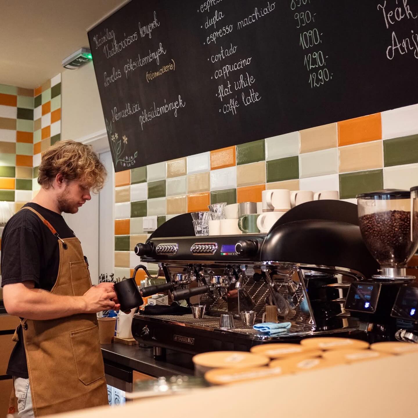 Az elsőre. mindenki emlékszik. 
Hétfőn, szeptember 8-án nyitott a kistesó, a Szentháromság utca 26. alatt a Trinity. Így nézett ki @asztalosjudit.foto fotográfus gépén-szemén keresztül. Reméljük Judit nélkül is ilyen izgalmas, gazdag és barátságos helyet láttok majd. Ahogy jön bevétel és lesz rá pénz, mindig picit fejlesztjük majd. 🥳 
Ez a negyedik üzletünk. De mindegyiknél ugyanennyire izgultunk. Hiszen az elsőre mindenki emlékszik. Meg a másodikra, a harmadikra, negyedikre.
Most szombaton (09.13) viszont még zárva tartunk! 09.15-től a nyitvatartás:
Hétfő-péntek: 7-18
Szombat: 7-14
Vasárnap: zárva
#emmarozs #emmarozstrinity #sourdoughbread #szeged