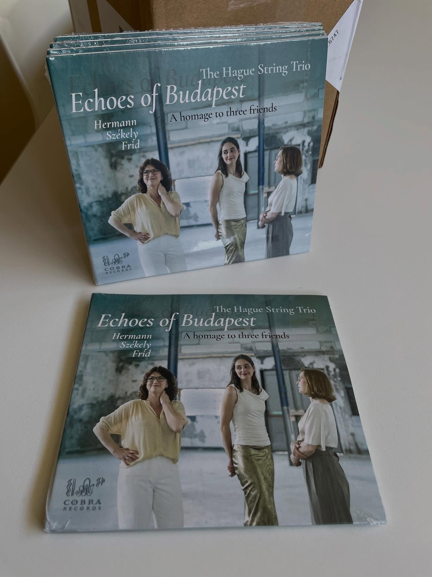 đ Ze zijn er! Onze nieuwe cdâs đđđĄđšđđŹ đšđ đđźđđđ©đđŹđ zijn vandaag binnengekomen en we zijn zĂł blij! Ze zien er prachtig uit âš
De officiĂ«le Nederlandse release is op đđ đŹđđ©đđđŠđđđ«, maar wij mogen ze nu al vasthouden đ
Dank aan @cobrarecords_official , @deschaapjesfabriek , @studioegt , Joop Leijendeckers en Eleonore Pameijer voor het prachtige werk.
đ Vergeet niet: onze crowdfunding op Voordekunst loopt nog đđ đđđ đđ§, tot de release op 20 september. Help ons het project af te ronden! â€ïž
đ Ga naar de link in bio of naar Voordekunst.nl en zoek op đđ€đ©đ°đŠđŽ đ°đ§ đđ¶đ„đąđ±đŠđŽđ”
@voordekunst
#EchoesOfBudapest #NieuwAlbum #CobraRecords #Voordekunst #Crowdfunding #Kamermuziek #CdRelease