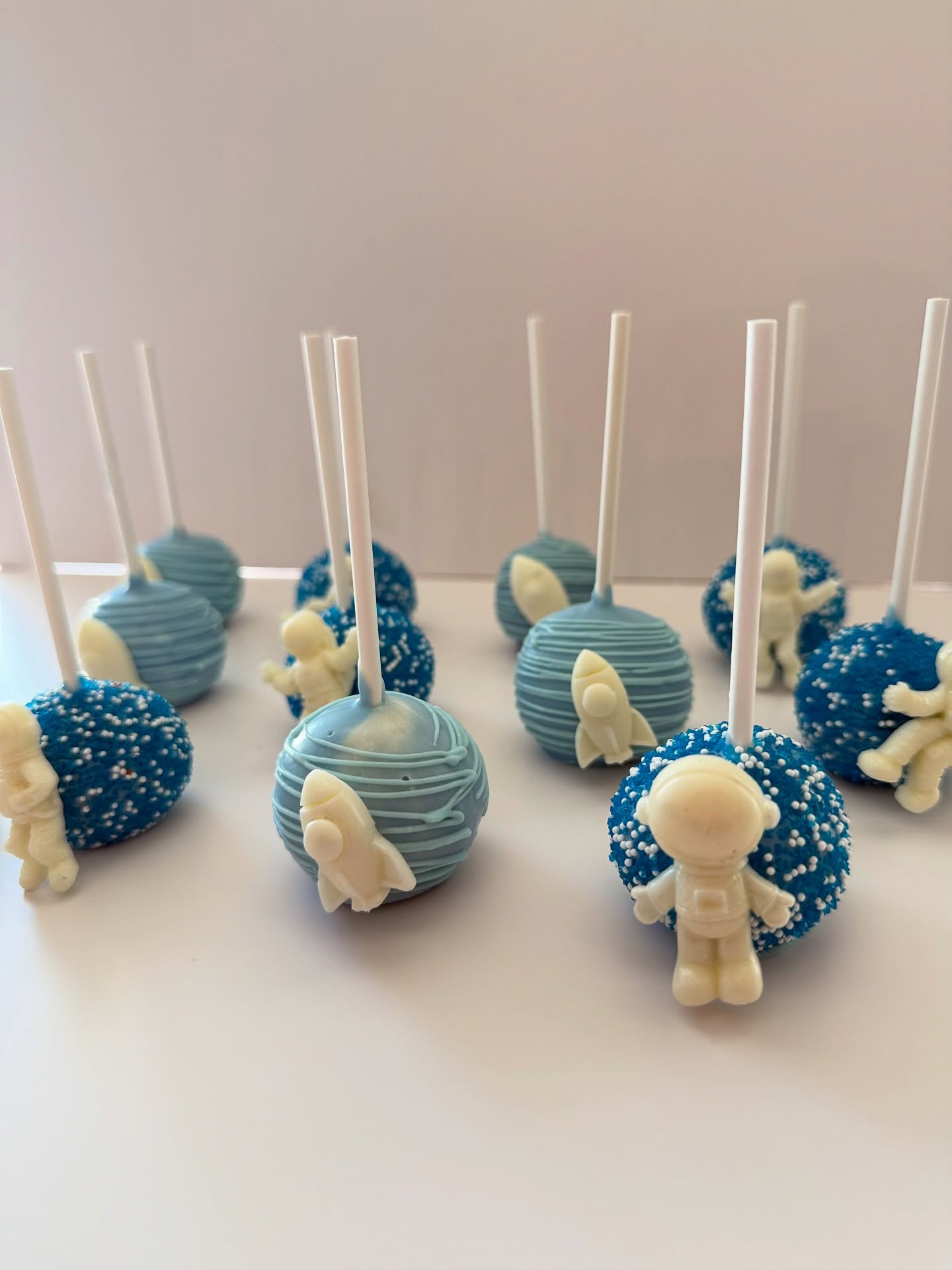 These astronaut cake pops are ready for launch ๐ช
#AstronautCakePops #SpaceDesserts #CakePopsOfInstagram #SweetTooth #PartyDesserts #SpaceParty #GalaxyTreats #CustomCakePops #EdibleArt #BakeryLove #SweetCreations #CakePopsDaily #PartyPlanning #RocketToSweetness #CelestialDesserts #CakeDecorating #TreatYourself #InstaDesserts #SmallBusinessBaking #SupportLocalBakers #HandmadeWithLove #CustomTreats #EventDesserts #GalaxyCakePops #OuterSpaceTheme #DavenportFLBakery #OrlandoBakery #DisneyAreaBakery #CentralFloridaCakes