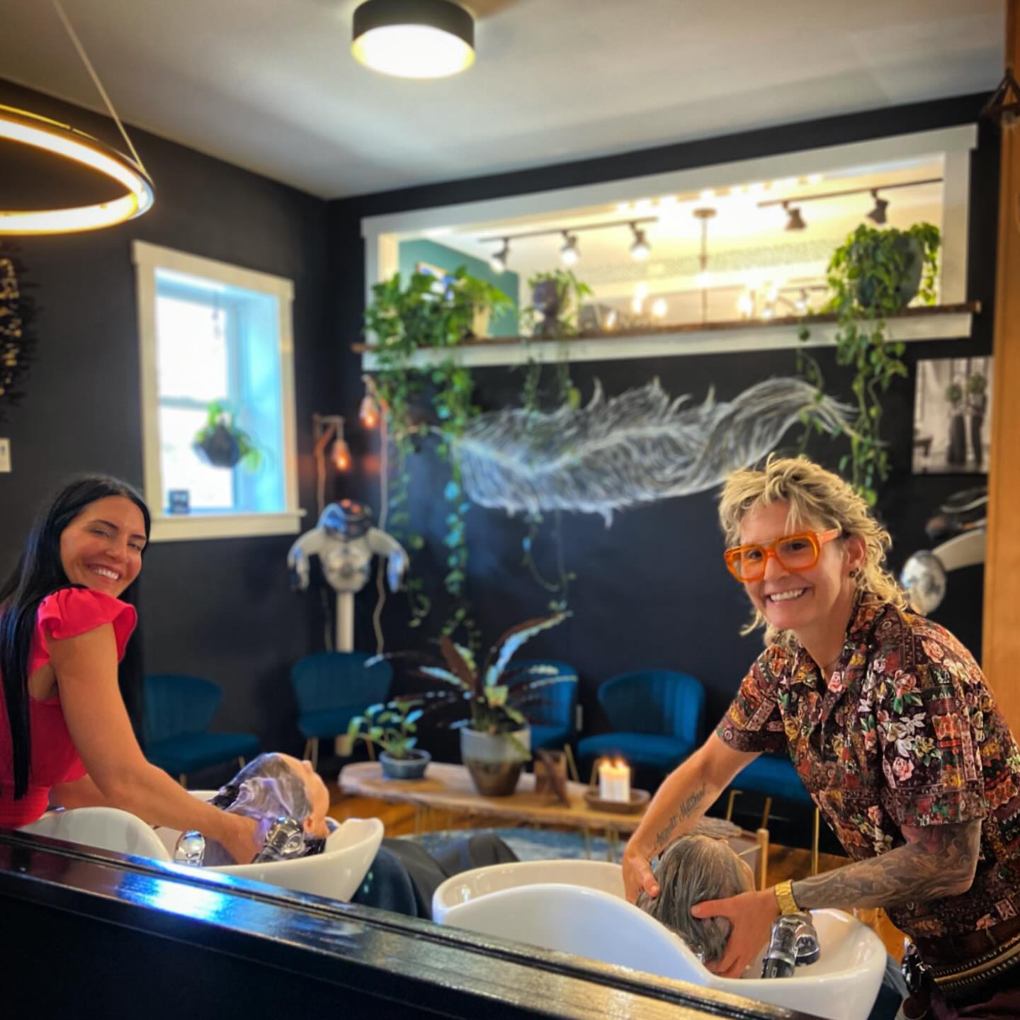 Happy Friday from K&A 😘😘
.
.
.
#tgif #happyfriday #fridayiminlove #salonlife #shampootime #davinessalon #purpleshampoo #westernmass #northamptonma #thecure