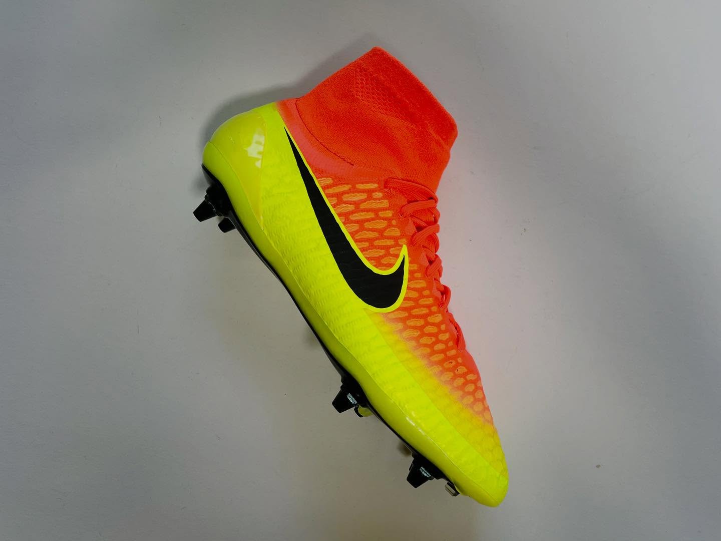 When creativity meets control.
The Nike Magista Obra from the Spark Brilliance Pack in Crimson / Black / Volt Citrus is built for the midfield architect. Designed to let you dominate tight spaces, dictate tempo, and make those graceful touches that change games.
Available now in UK size 8.5 on Bootsfinder — this is one to run with while you can.
#MagistaObra #SparkBrilliance #NikeFootball #ControlBoots #MidfieldMagic #RareBoots #BootCollectors #BootsFinder #SGPro #CreativityOnThePitch