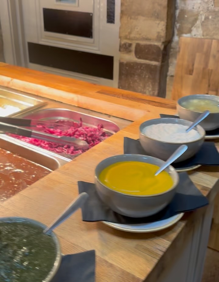 Sunday Sorted! 🍽️ Tuck into our hearty Sunday Carvery – pile high with all the trimmings. Crispy roasties, rich gravy, fluffy Yorkshire puds & more… Just how Sundays should taste! 👌🔥