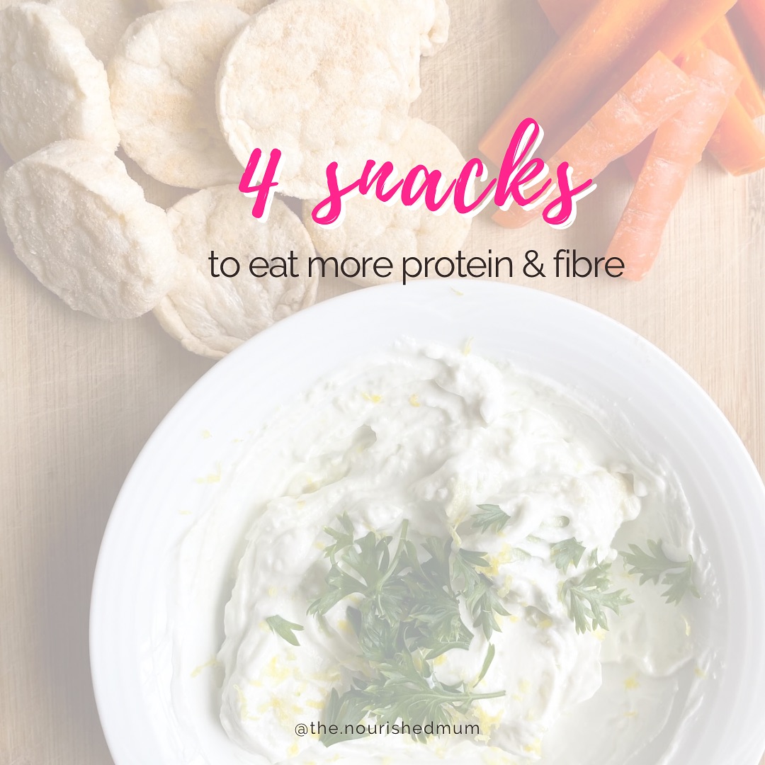 When it comes to protein and especially fibre you want to aim to be eating it split over your meals and snacks 🙌🏻✨
Ladies, we need between 25 to 30g or fibre a day. I definitely don't recommend getting the bulk of that in one meal, an easy way to start eating more fibre gradually is by making sure your snacks are higher fibre.
Here are 4 snack ideas that will give you over 5g of fibre. The high fibre foods in these snacks are:
- flaxseeds/ chia seeds
- cocoa powder
- raspberries (kiwis and pears are also great high fibre fruit)
- chickpeas (hummus)
- cracker bread
An NB reminder when increasing your fibre intake you absolutely must drink more water (aim for 30-35ml of water per kg body weight) 🙏🏻🫶🏻