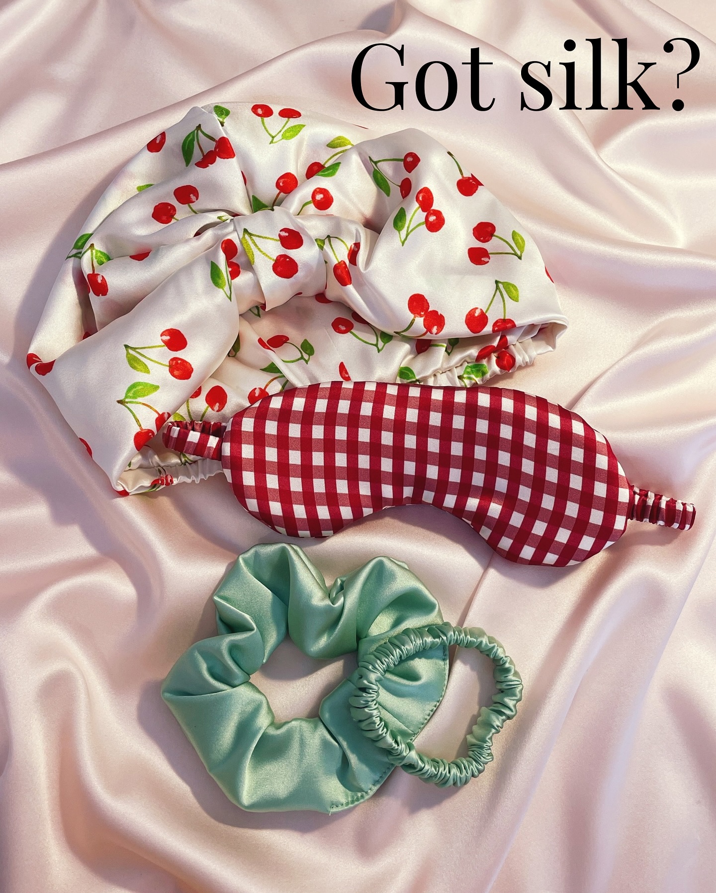 Got silk? Hereās some silk inspo to keep your hair looking good, no matter the temperature!
Made in the UK as always with stretch mulberry silk (perfect for giving your headbands and scrunchies that extra movement)
Image description- a cherry print silk sleep cap, red gingham print silk eye mask and pale mint green silk scrunchie and hair elastic, all on a pale pink silk background
#SleepCap
#SilkScrunchies