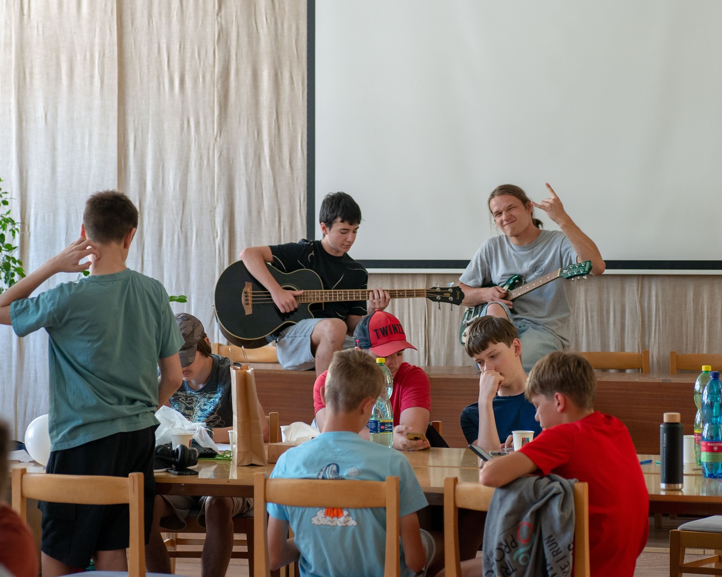 📬Pohľadnice z Leta na Fajnorke🔩 Aj tento rok sa na našej škole uskutočnil tradičný tábor Leto na Fajnorke. Žiakom základných škôl priniesol jedinečnú príležitosť nahliadnuť do sveta techniky, vyskúšať si prácu s technológiami a bližšie spoznať prostredie našej strednej školy.🤹♀️ Veľmi si vážime kreativitu a nadšenie všetkých účastníkov, ako aj pomoc našich žiakov a absolventov. Už teraz sa tešíme na ďalší ročník a nové stretnutia!🟧⬜️🟧⬜️#somfajnorak #fajnorka #spss #strojarina #strojar #technika #engineering #mechanicalengineering #inzinier #letnytabor #pohladnice #zakladnaskola #strednaskola #technika #bratislava