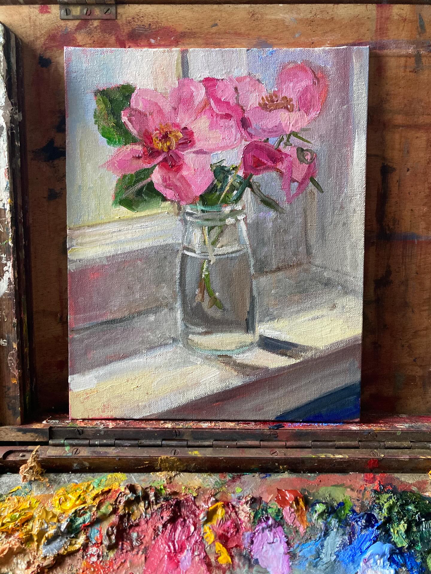 Just about managed to get this done before the thunder and lighting arrived that is happening right now! A difficult light to take a photo in but thought I would share!
#gardenroses #gardenroses🌹 #suffolklife #suffolkgarden #woodbridge #stilllife #stilllifeart #oilpainting #allaprimapainting #allaprima #artinthestudio #paintinginmystudio #paintinginmystudiotoday #thunderandlightning #rainingoutside
