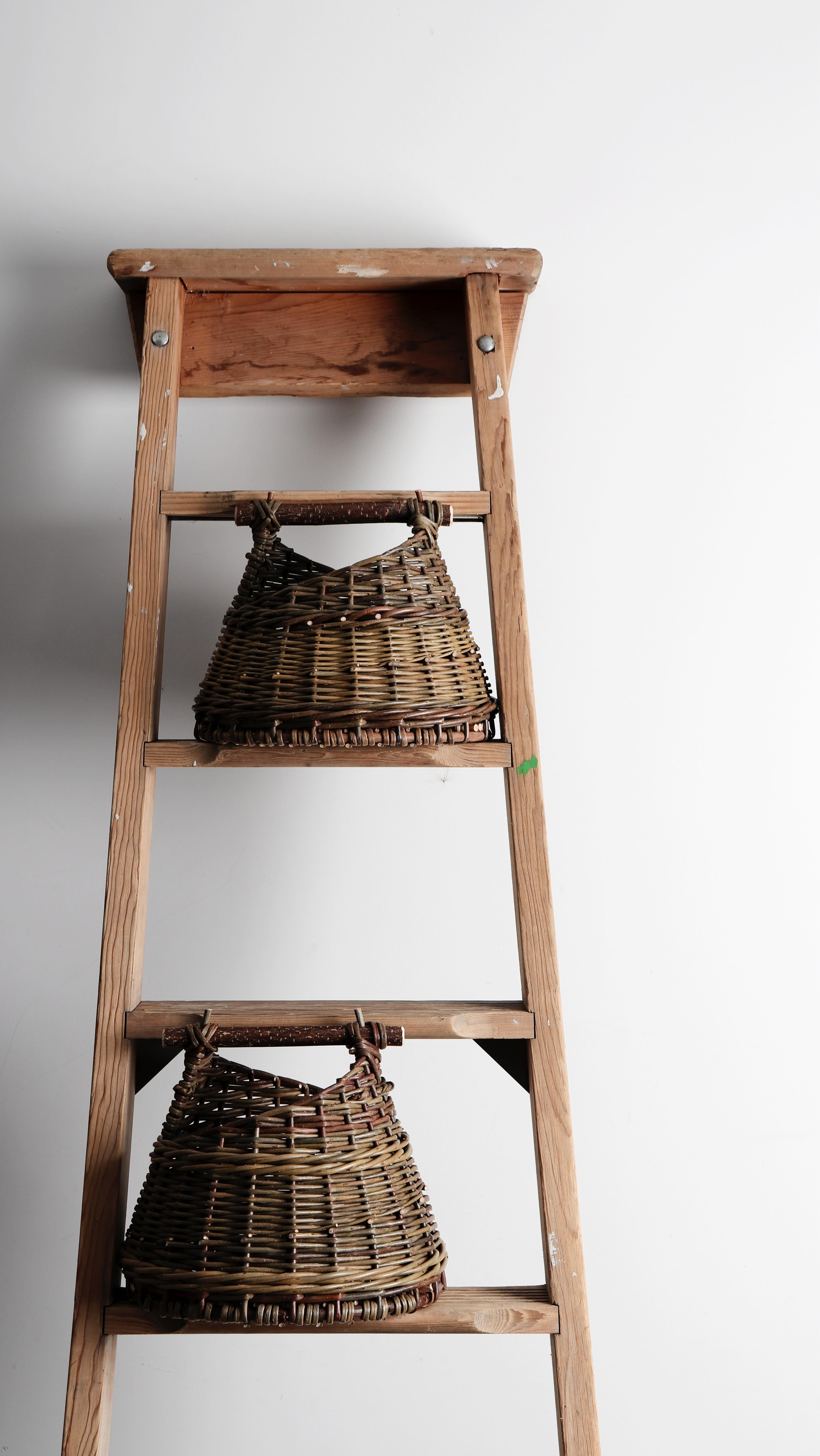 Adding a hazel handle to finish off this asymmetric basket.
•
#contemporarycraft #basketmaking #basketry #willowweaving #creativeprocess #madebyhands #willow #contemporarybasketry