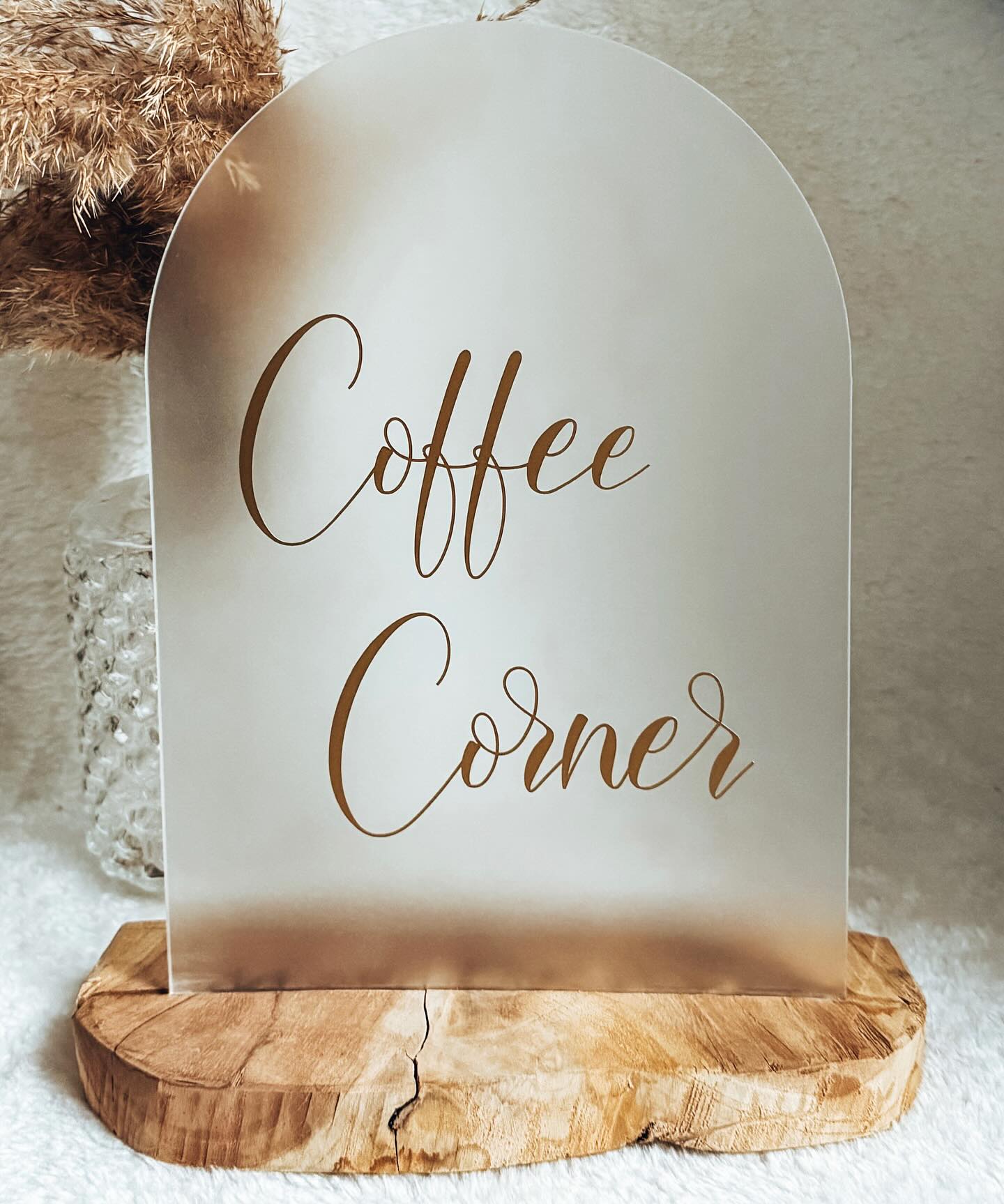 Guter Kaffee darf doch auch nirgends fehlen, oder? ☕️
Dieses Schild hat ein Update bekommen und erstrahlt nun auf einem hochwertigen Acryl-Schild, matt satiniert. ✨
Jedes unserer Schilder könnt ihr als mattes Acryl-Schild oder Glasschild erhalten. 🛒
Markiert doch die Person, mit der ihr mal wieder einen Kaffee trinken wollt. 🫶🏼
EINZIGARTIGE DEKORATION
TISCHDEKO
HOCHZEITSDEKORATION
#tischdeko #hochzeitsdeko #dekoration #ohnekaffeeohnemich #butfirstcoffeeplease #geschenke #personalisiert #individuell #einzigartig #uniquematters