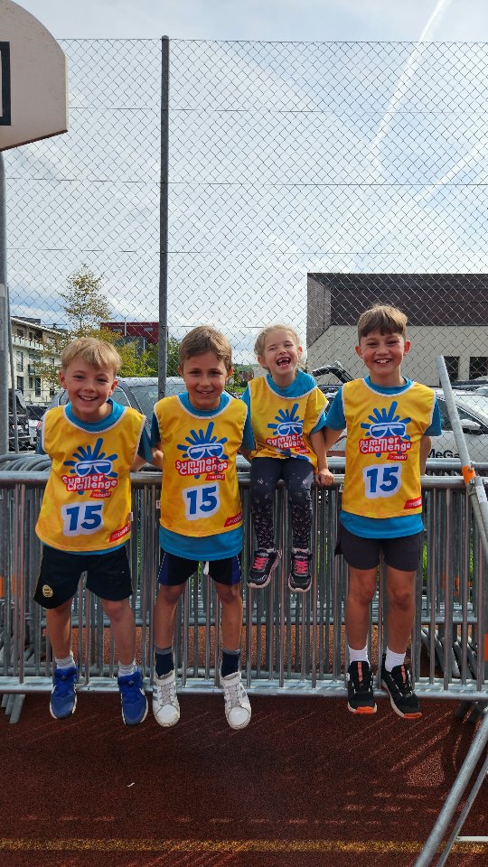 Sprinten, lachen, abklatschen – Repeat! 😎🙌🏼
Das Finale der Swiss-Ski Summer Challenge war ein voller Erfolg 🥳 Zwischen Spiel, Spass und eifrigem Mitfiebern stand vor allem der Teamspirit im Mittelpunkt💪🏼🤩
Unsere Jüngsten holten sich in der Gesamtwertung den tollen 8. Platz – und in der Staffete sprinteten sie sogar sensationell auf Platz 3 🏃🏽🔥
Ein grosses Danke geht an die Organisatoren @skiclub_finstersee für diesen tollen Event😃 Müde aber glücklich freuen wir uns schon auf nächstes Jahr😉
#scoberiberg #vollgas #summerchallenge #teamspirit #spass #freud