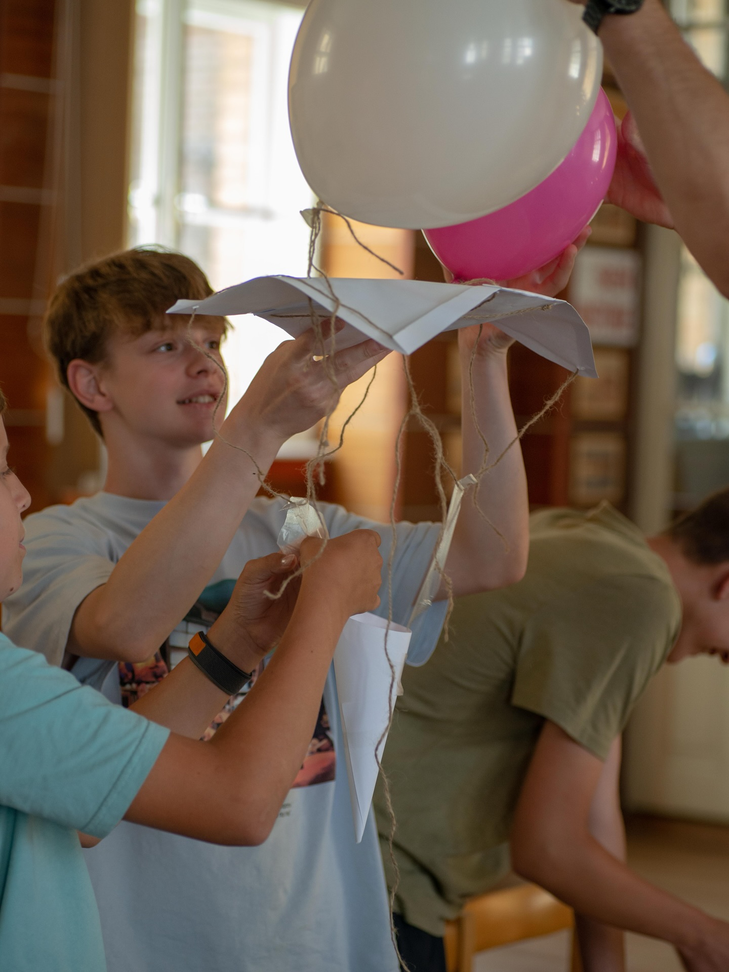 📬Pohľadnice z Leta na Fajnorke🔩 Aj tento rok sa na našej škole uskutočnil tradičný tábor Leto na Fajnorke. Žiakom základných škôl priniesol jedinečnú príležitosť nahliadnuť do sveta techniky, vyskúšať si prácu s technológiami a bližšie spoznať prostredie našej strednej školy.🤹♀️ Veľmi si vážime kreativitu a nadšenie všetkých účastníkov, ako aj pomoc našich žiakov a absolventov. Už teraz sa tešíme na ďalší ročník a nové stretnutia!🟧⬜️🟧⬜️#somfajnorak #fajnorka #spss #strojarina #strojar #technika #engineering #mechanicalengineering #inzinier #letnytabor #pohladnice #zakladnaskola #strednaskola #technika #bratislava