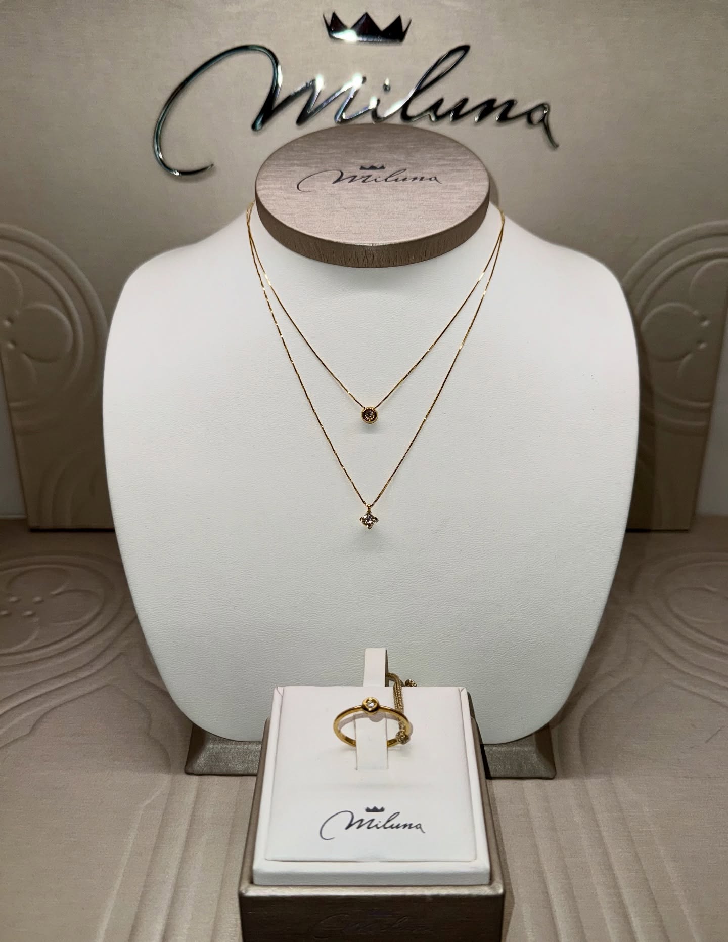 Punti luce e solitario diversi dal classico oro bianco. Gioielli di @milunagioielli in oro giallo 18kt per le occasioni più importanti!
E tu, quale preferisci? Diccelo qui sotto ⬇️
Visita il nostro sito web, link in bio 👆
Ti aspettiamo in negozio, solo da Gioielleria Corna!
#anelli #oreficeria #gioielleria #oro18kt #gold #jewellery #viral #miluna #milunagioielli #madeinitaly