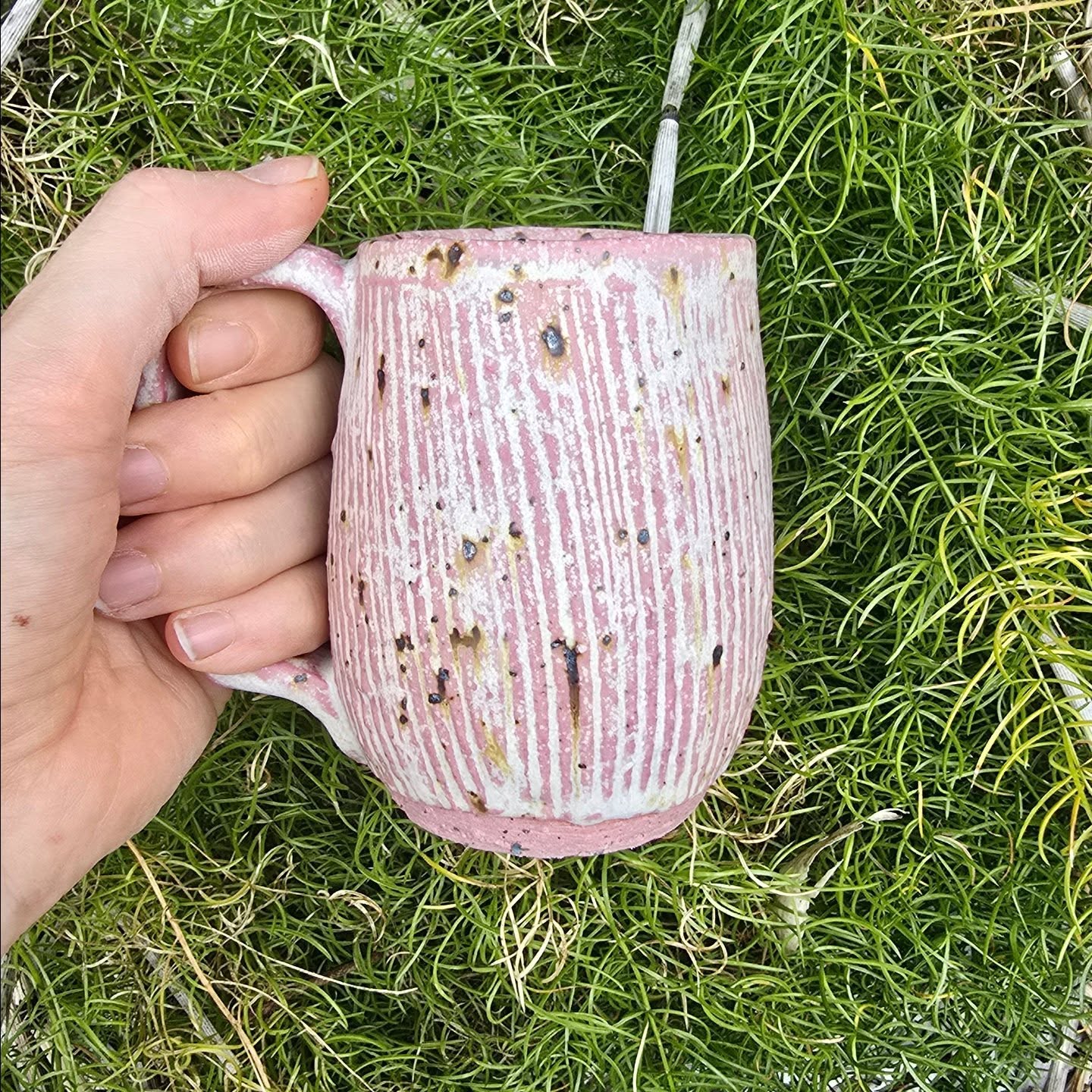 I've been trying to get a nice matte white glaze for this pink clay forever! Finally, after many, many tests I have achieved exactly what I was looking for and I'm super stoked ๐ฅ. Coincidentally, this same glaze has an unexpected but very welcome result in our hotter kiln (photos to follow). I love when I get 2 glazes for the price of one ๐