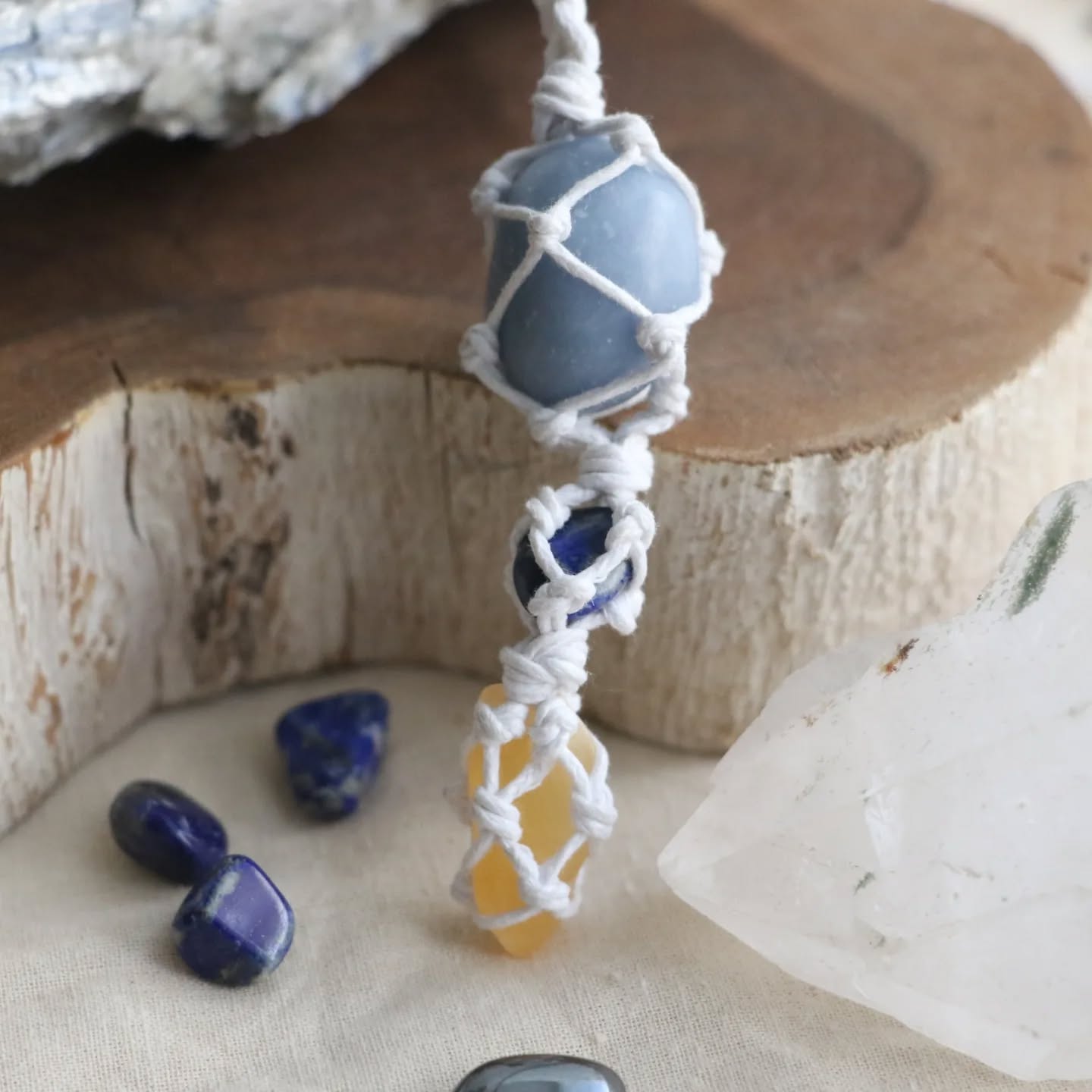 O regresso as aulas pode trazer um "nervoso miudinho". 😉 Conheces o nosso amuleto dos estudos?!
Basta colocar na mochila, contem lápis lazulli, angelite e Calcite amarela para ajudar os mais pequenos a ter sucesso na escolinha 🥰🎒
👍🏻Ajuda a melhorar a concentração
👍🏻 Permite uma melhor memorização da materia
👍🏻 Evita "ataques" de preguiça e procrastinação
👍🏻 Facilita a compreensão dos conteúdos em especial na matematica
👍🏻 Encoraja e promove motivação para ajudar
👍🏻 Trás o interesse pelo conhecimento
Ideal para crianças e adolescentes dos 5 aos 19 anos
Podes escolher a cor do macramê 😍
Também podes optar por uma Magic box, temos várias, adaptadas às diferentes idades, desde o jardim de infância e pré escolar á universidade e estudos ao longo da vida 📚
Disponível na tua loja favorita ❤️ www.jami.pt
.
#regressoasaulas #lojaonline #amuleto #sorte #estudar #cristais #CristaisComAlma #LojaDeCristais #CristaisPortugal #Crystalshop #crystalhealing #CuraComCristais #energiaespiritual #energiaquecura #macrame #magicbox #prosperidade