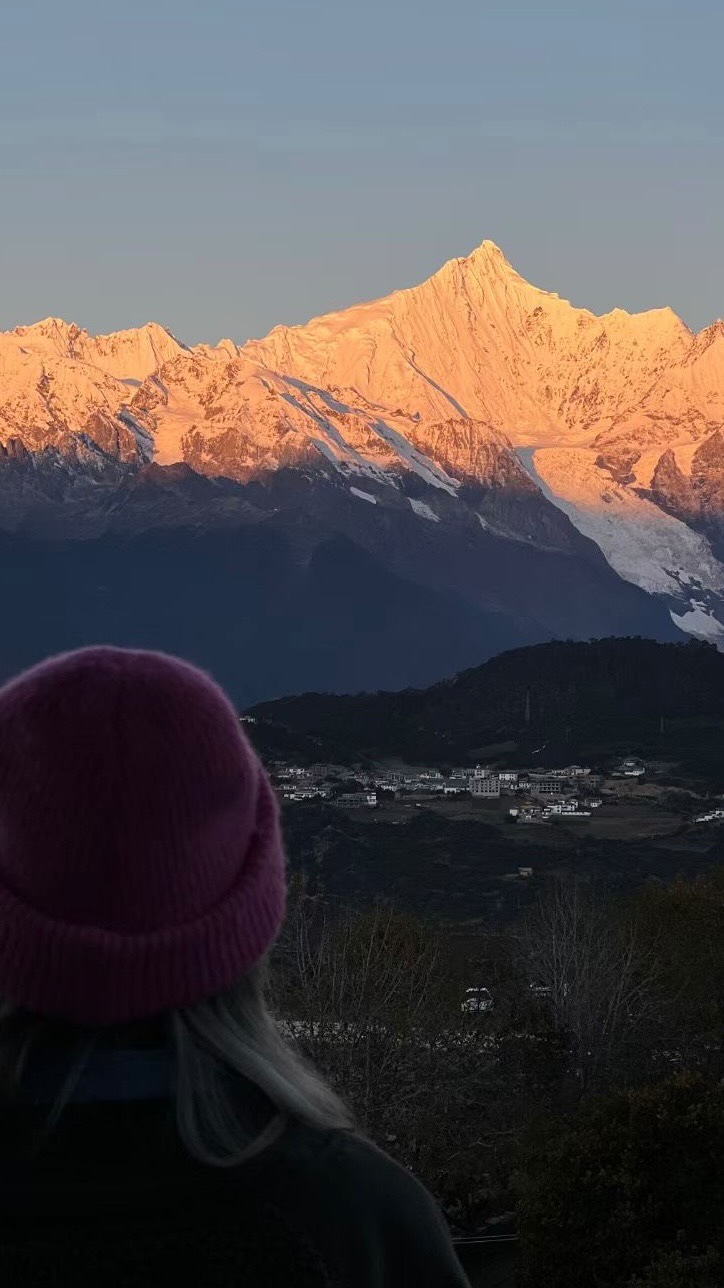🌄 Your Home Away From Home: Shangri-La is Calling
Where prayer flags dance with the wind.
Where snow peaks meet warm hearts.
Where wilderness whispers your name.
Savor locally grown Yunnan coffee by a crackling fire as the setting sun paints the snow peaks in gold. Feel the raw power of Tiger Leaping Gorge echo within, then witness golden monkeys moving like living poetry through ancient trees. High on the plains, local riders greet you with joyous waves - a heartfelt welcome from the highlands.
❤️ This is more than a trip.
It‘s a return to where you belong.
✨ Ready to come home to the mountains?
DM us to begin your journey to Shangri-La.
Follow @woksandwonders for travels that bring you closer to the heart of China.
#ShangriLaCalling #MountainHome #YunnanTravel #WildAndFree #SacredLand #WoksAndWonders