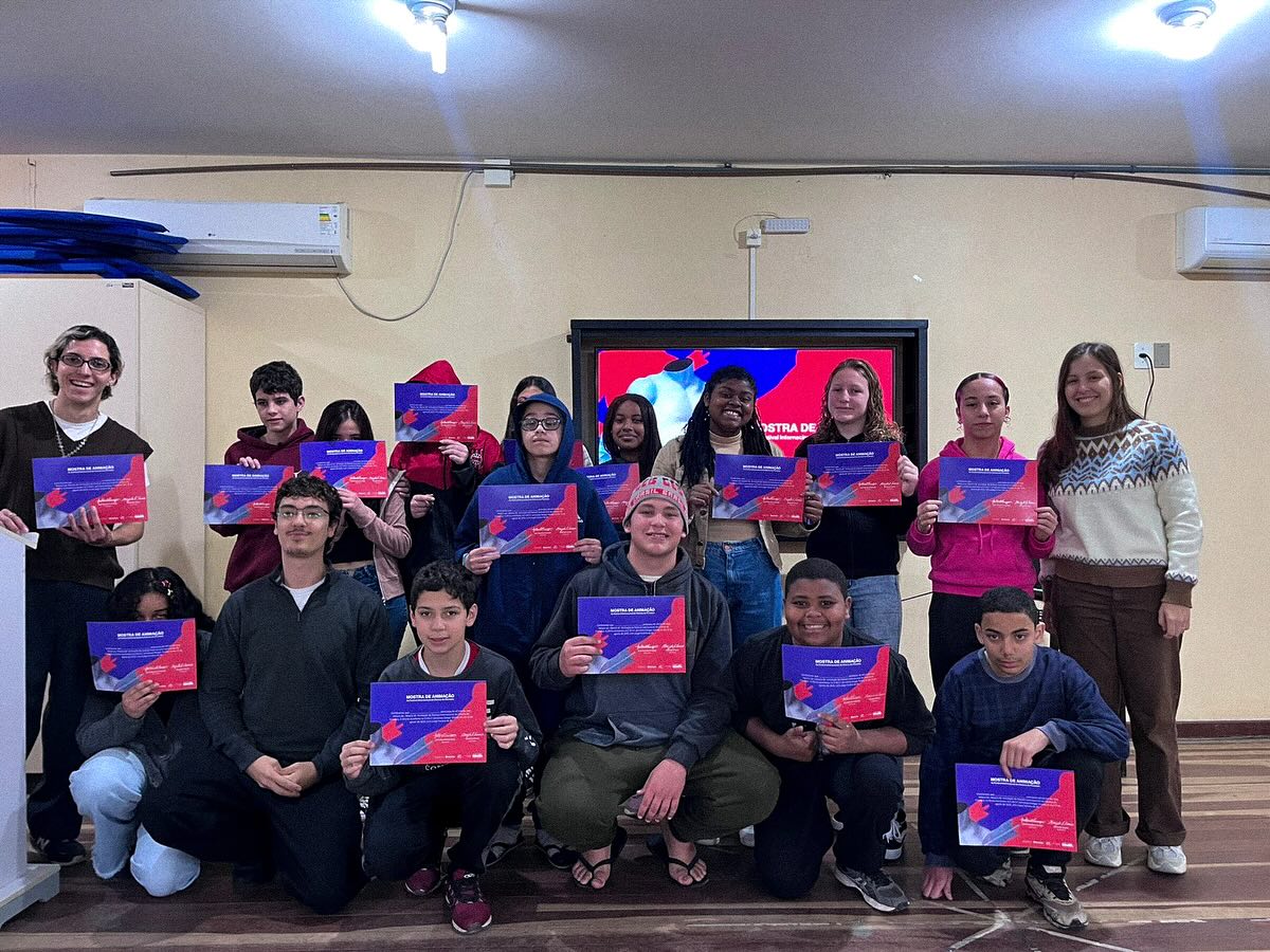 ✨ Começou hoje a Mostra de Animação do Festival Internacional de Cinema da Fronteira!
A primeira sessão foi especial, foram exibimos os curtas de stop motion produzidos nas escolas. 💡🎞️
Nosso agradecimento cheio de carinho aos alunos da E.M.E.F. Jornalista Deogar Soares pela participação na oficina, e à escola por acolher a Mostra.
A programação segue amanhã na Otroporto.✨
A Mostra de Animação do Festival Internacional de Cinema da Fronteira é uma realização do Programa Economia da Cultura e Diversidade, Governo de Pelotas, com apoio da Lei Paulo Gustavo do Governo Federal.