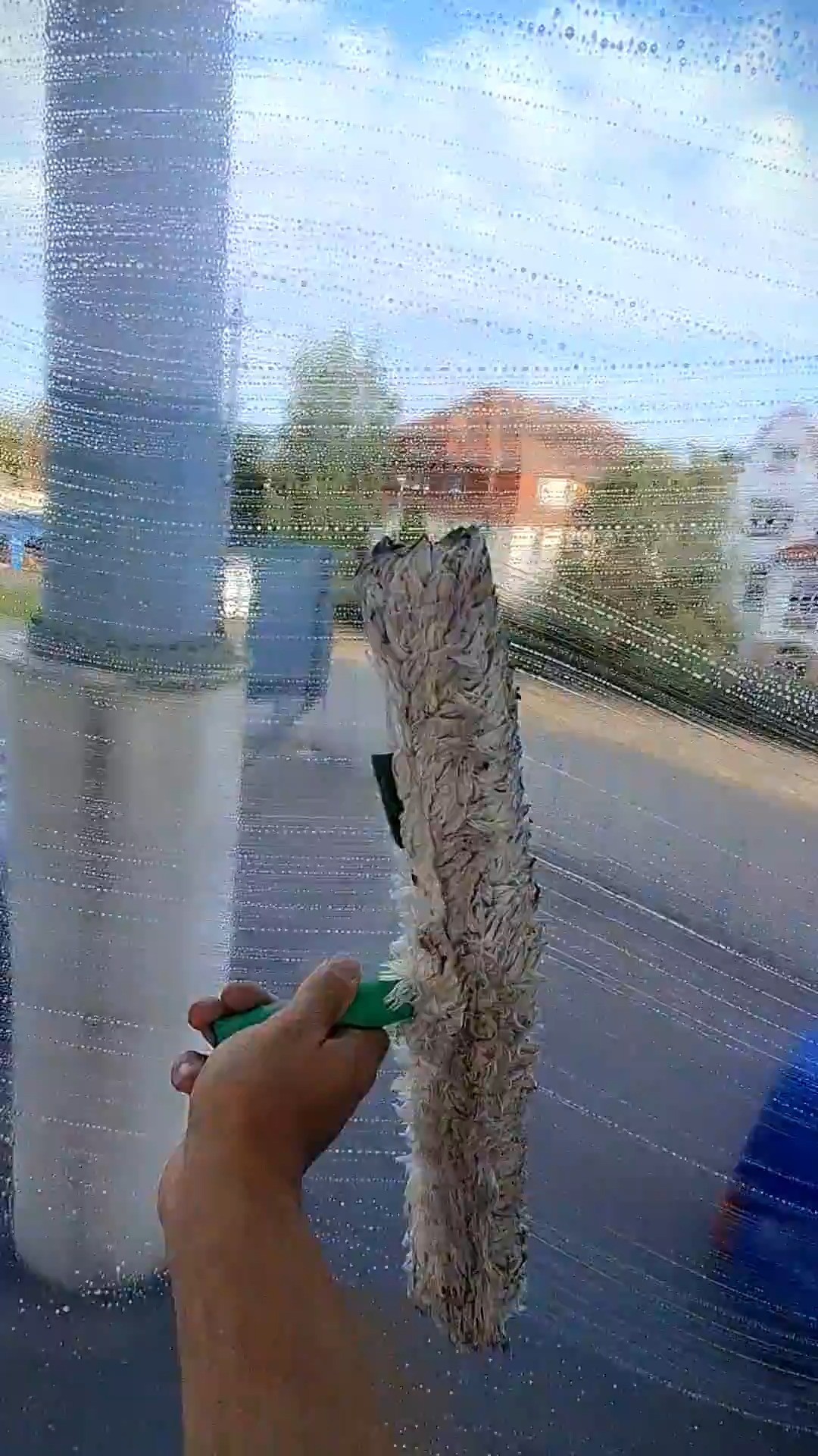 „Was macht ihr eigentlich so auf Arbeit?“
Also wir haben die Glasfassade bei den Himmelblauen Jungs frisch gebrandet ! 💙⚽
Unsere Crew war im EINS Stadion an der Gellertstraße am Start. Das heißt Putzen, Abziehen & Kleben – und fertig ist das XXL-Motiv mit 12 x 10 Metern.
#Branding #Fassadengestaltung #Werbetechnik #Digitaldruck #Chemnitz #CFC #DieHimmelblauen #Stadionbranding #Großformatdruck #Folie #Werbungdiehaftet #teamwork #fussball #kulturhauptstadt2025