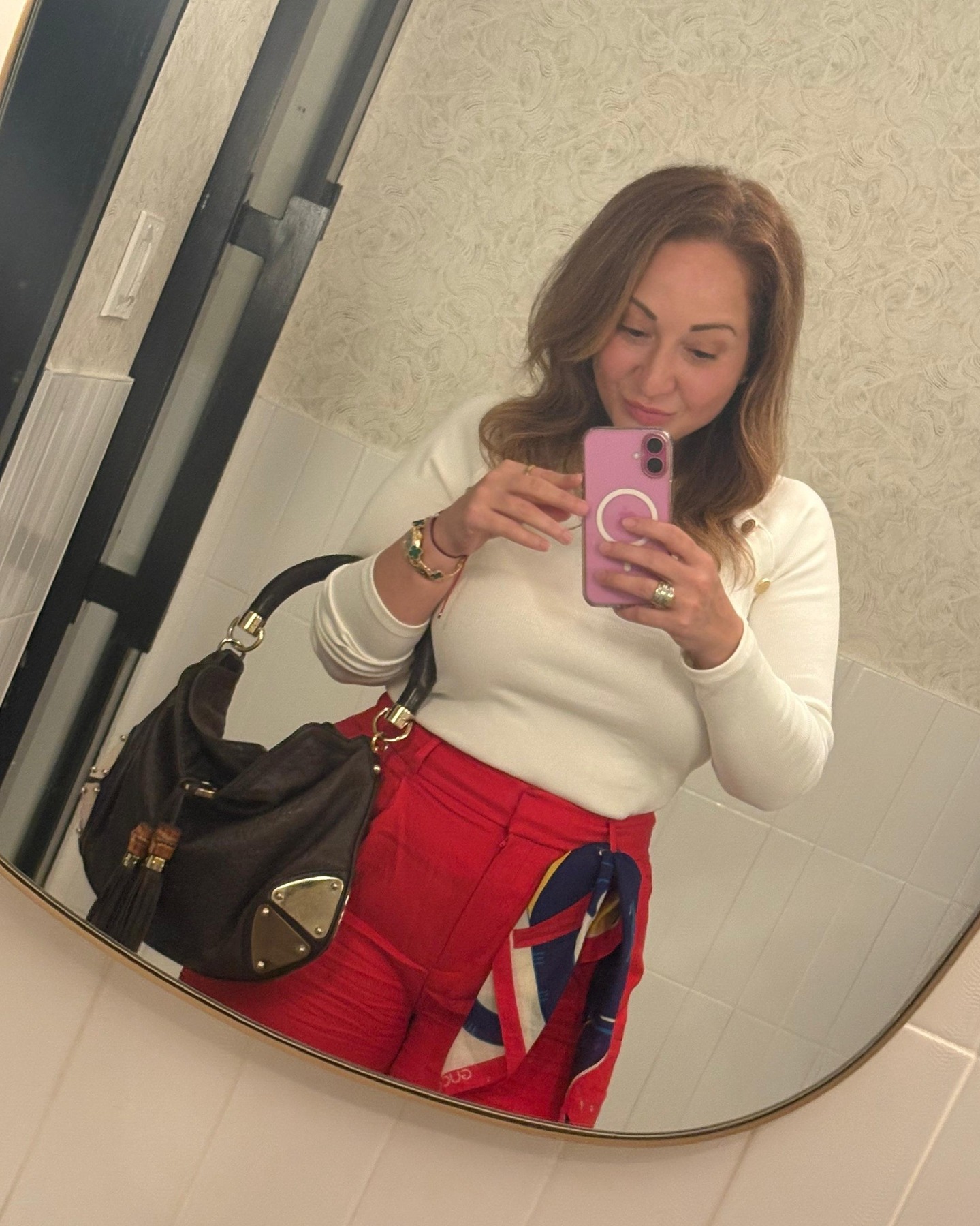 There’s nothing like the confidence that comes with fresh color.
Our gorgeous client is glowing with her new ginger shade 🍁✨
Happy client = happy stylist 💕
#aghairsalon #healthyhair #hairgoals #happyclients #hairinhollywood #haircolorexpert